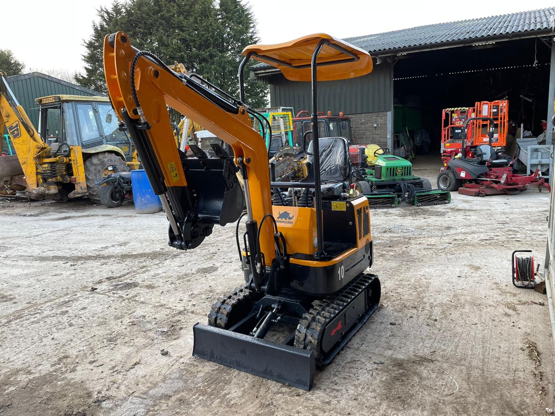RHINOCEROS LM10 MINI RUBBER TRACKED DIGGER / EXCAVATOR, BRAND NEW AND UNUSED 3 X BUCKETS *PLUS VAT* - Image 7 of 10
