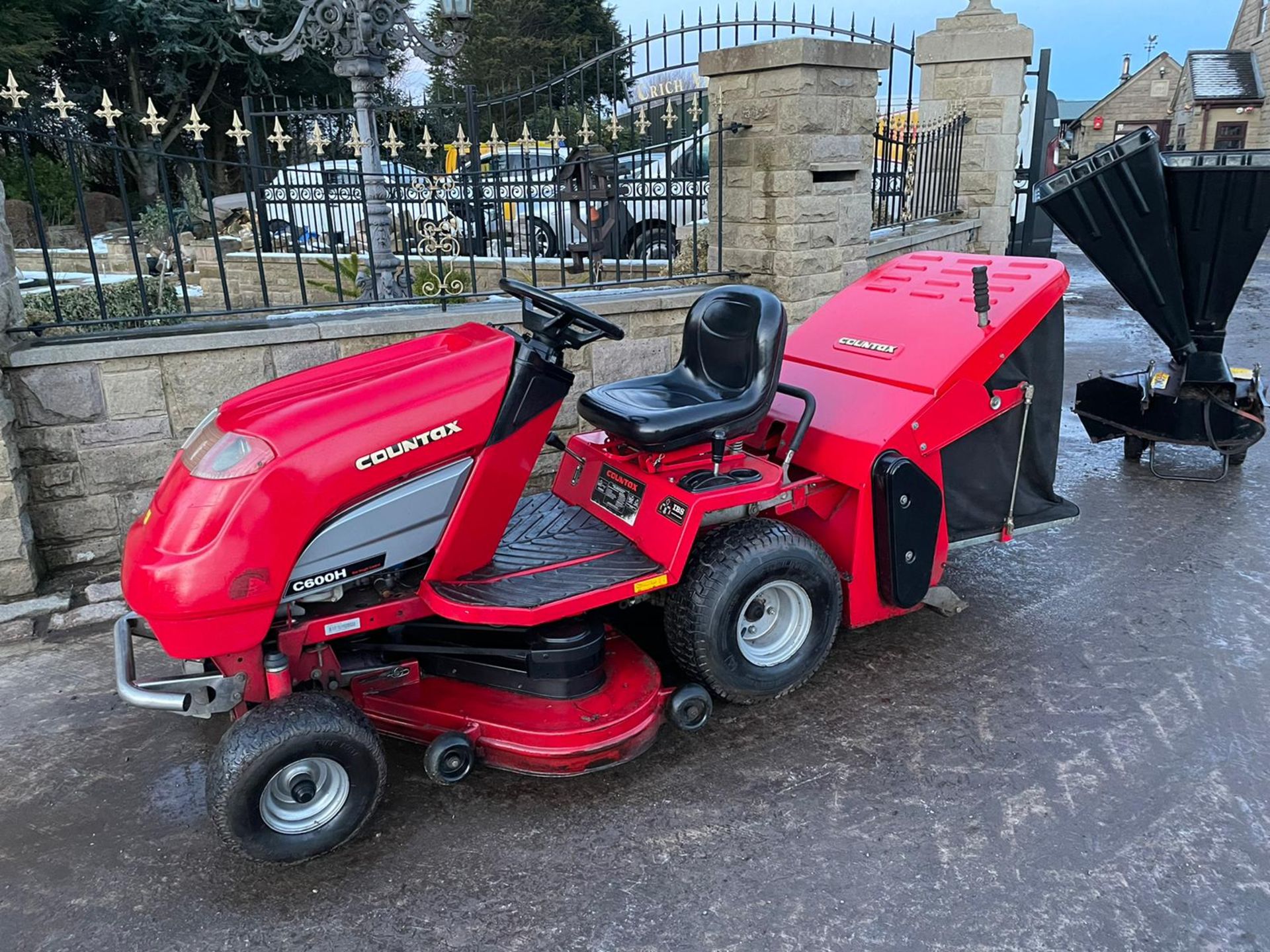 COUNTAX C600H RIDE ON MOWER, RUNS, DRIVES AND CUTS, CLEAN MACHINE, 16HP HONDA ENGINE, LOW 116 HOURS - Image 3 of 11