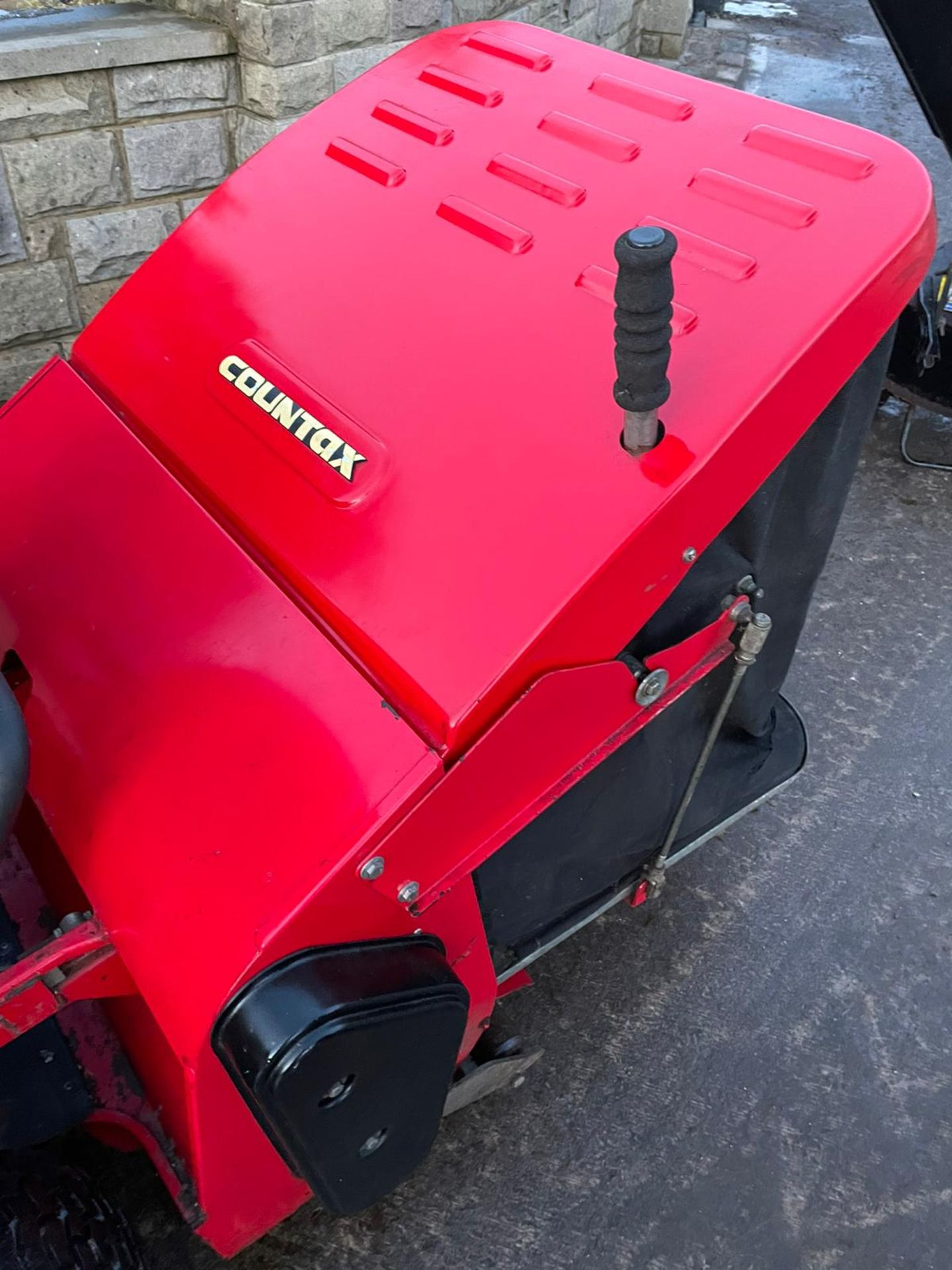 COUNTAX C600H RIDE ON MOWER, RUNS, DRIVES AND CUTS, CLEAN MACHINE, 16HP HONDA ENGINE, LOW 116 HOURS - Image 7 of 11