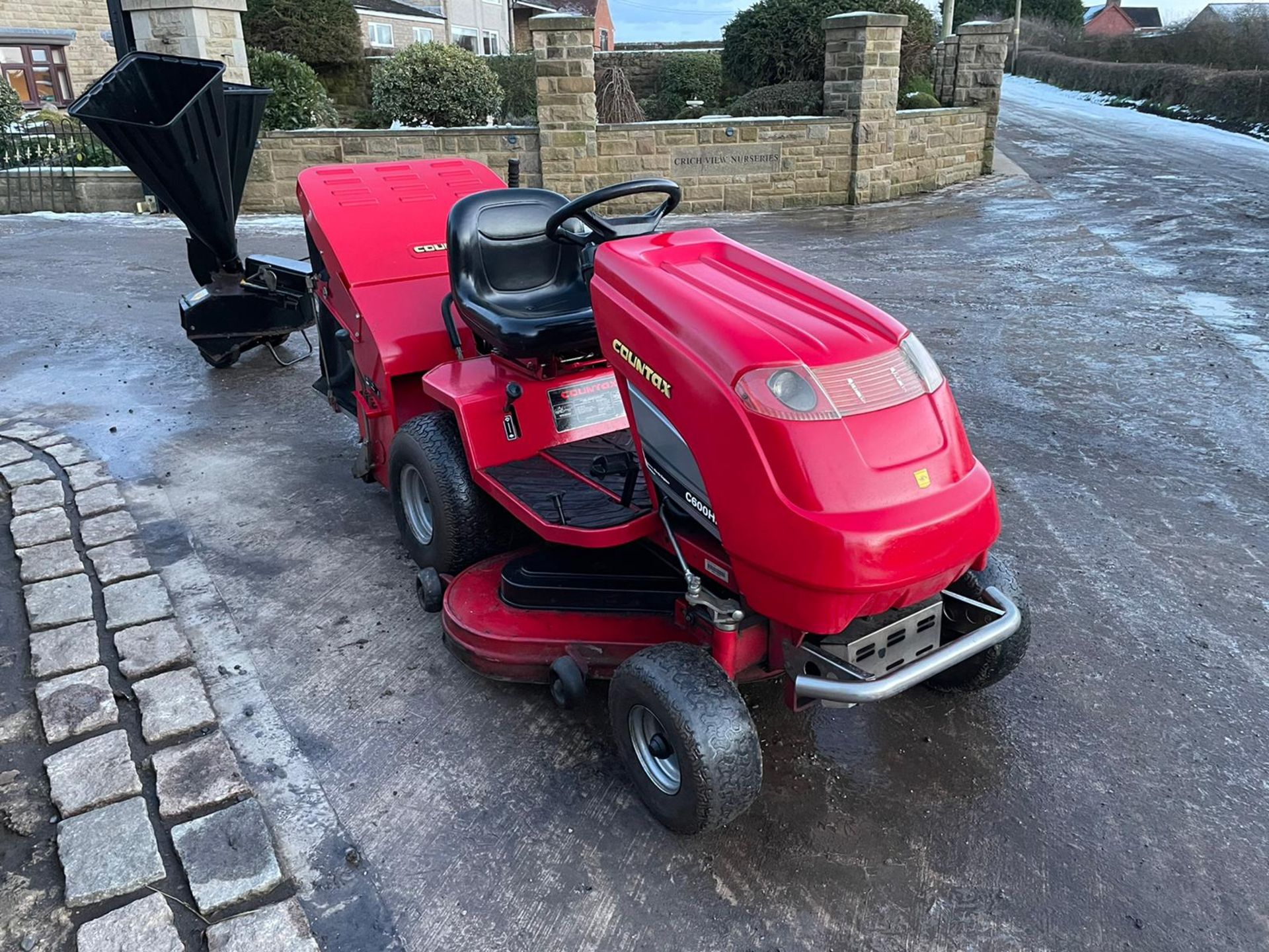 COUNTAX C600H RIDE ON MOWER, RUNS, DRIVES AND CUTS, CLEAN MACHINE, 16HP HONDA ENGINE, LOW 116 HOURS - Image 4 of 11