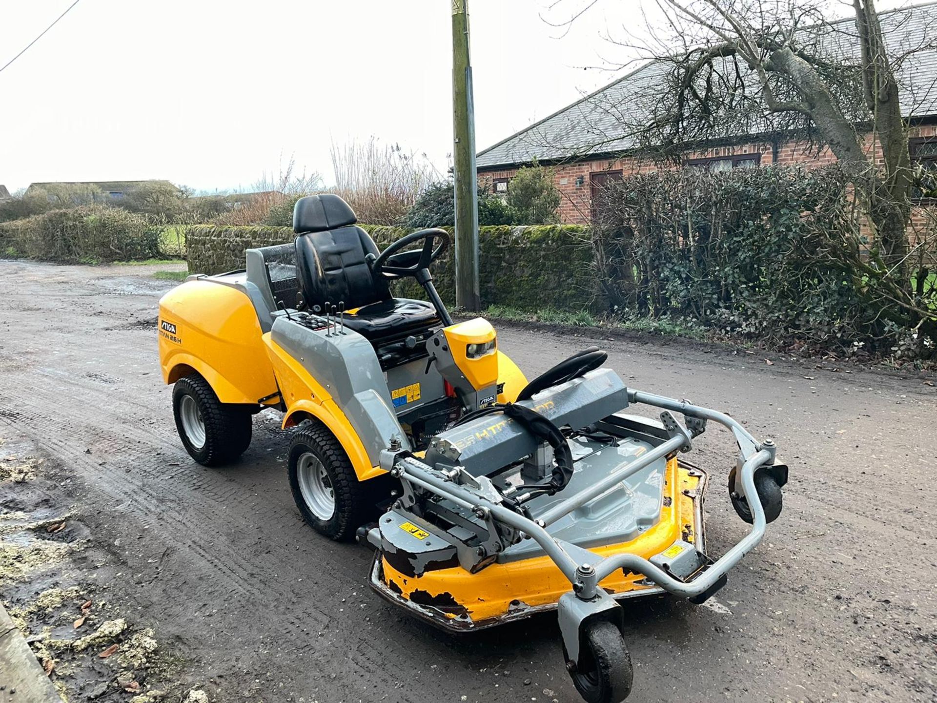 STIGA TITAN 26H RIDE ON LAWN MOWER, RUNS, DRIVES AND MOWS, FULL HYDRAULIC DECK, 650 HOURS *PLUS VAT*