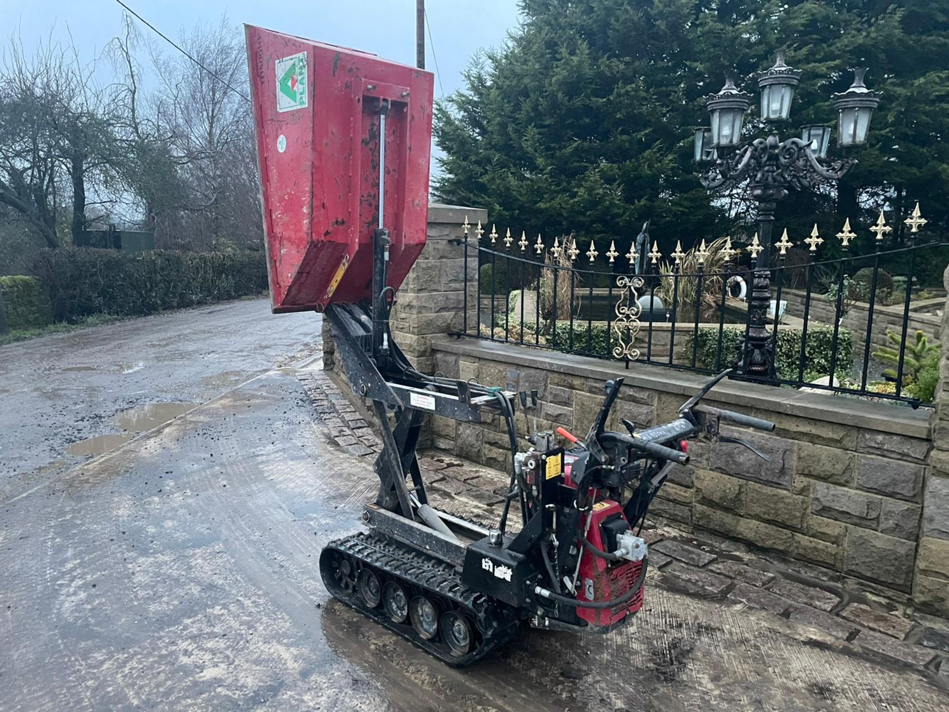 TASKMAN WALK BEHIND TRACKED DUMPER, HONDA PETROL ENGINE, HI TIP, RUNS, DRIVES & LIFTS *PLUS VAT* - Image 6 of 6