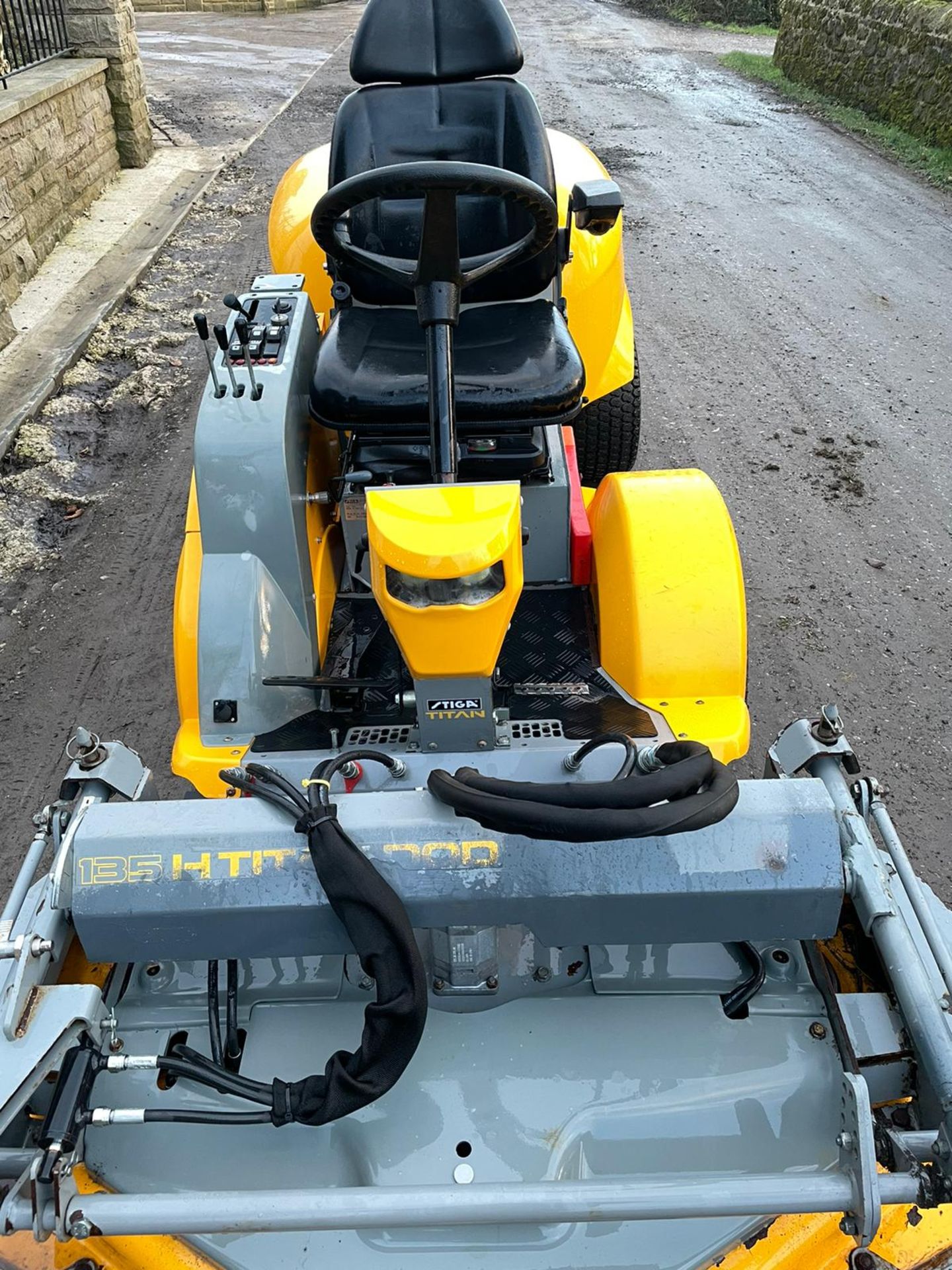 STIGA TITAN 26H RIDE ON LAWN MOWER, RUNS, DRIVES AND MOWS, FULL HYDRAULIC DECK, 650 HOURS *PLUS VAT* - Image 4 of 6