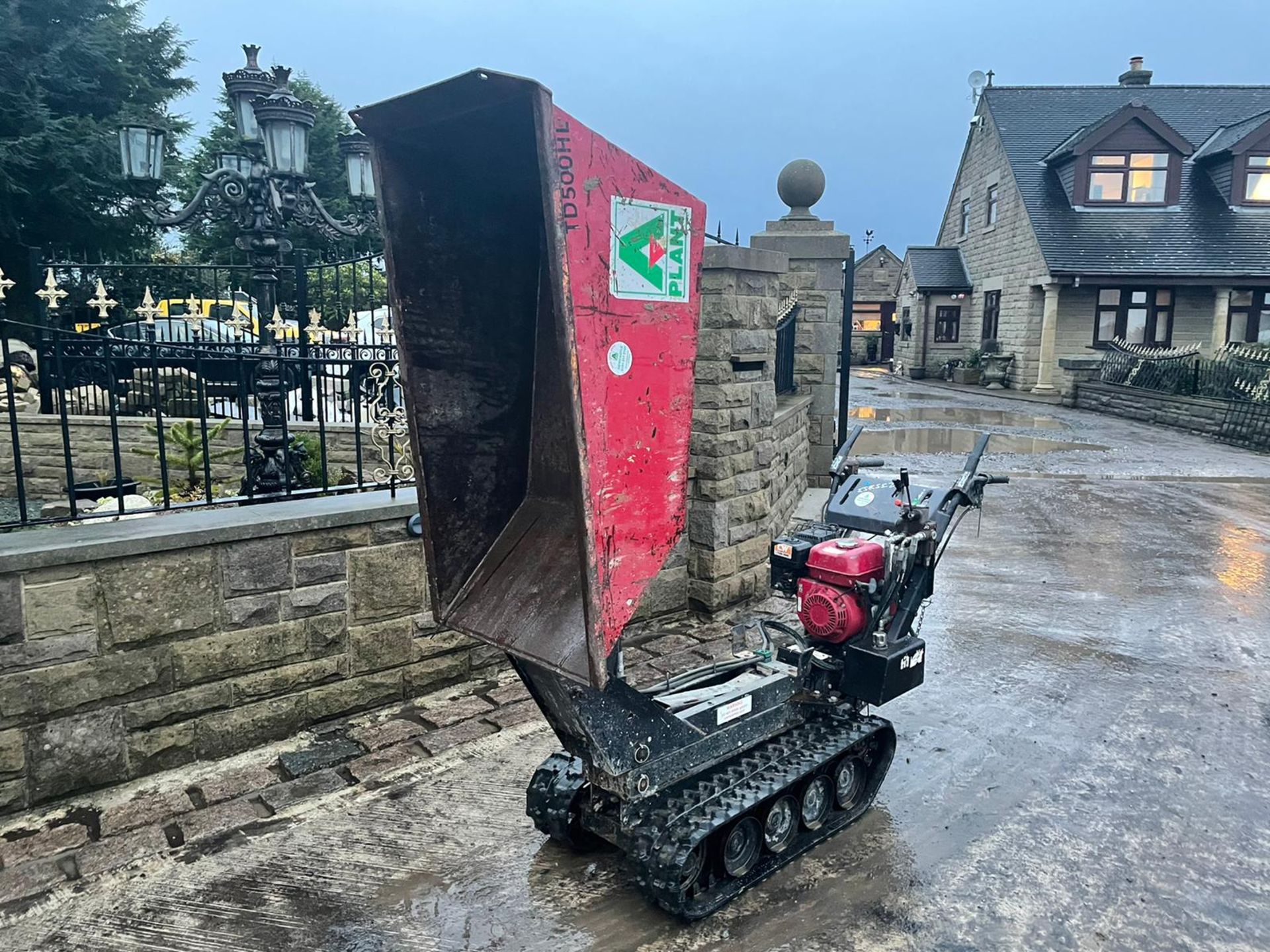 TASKMAN WALK BEHIND TRACKED DUMPER, HONDA PETROL ENGINE, HI TIP, RUNS, DRIVES & LIFTS *PLUS VAT* - Image 2 of 6