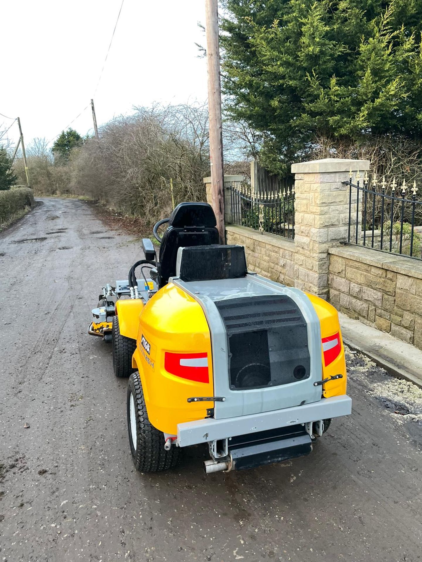 STIGA TITAN 26H RIDE ON LAWN MOWER, RUNS, DRIVES AND MOWS, FULL HYDRAULIC DECK, 650 HOURS *PLUS VAT* - Image 3 of 6