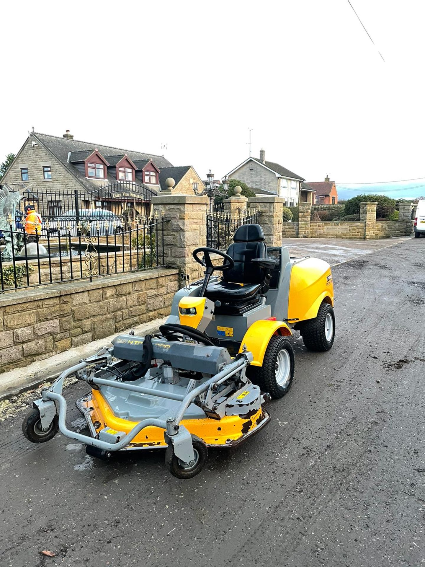 STIGA TITAN 26H RIDE ON LAWN MOWER, RUNS, DRIVES AND MOWS, FULL HYDRAULIC DECK, 650 HOURS *PLUS VAT* - Image 2 of 6