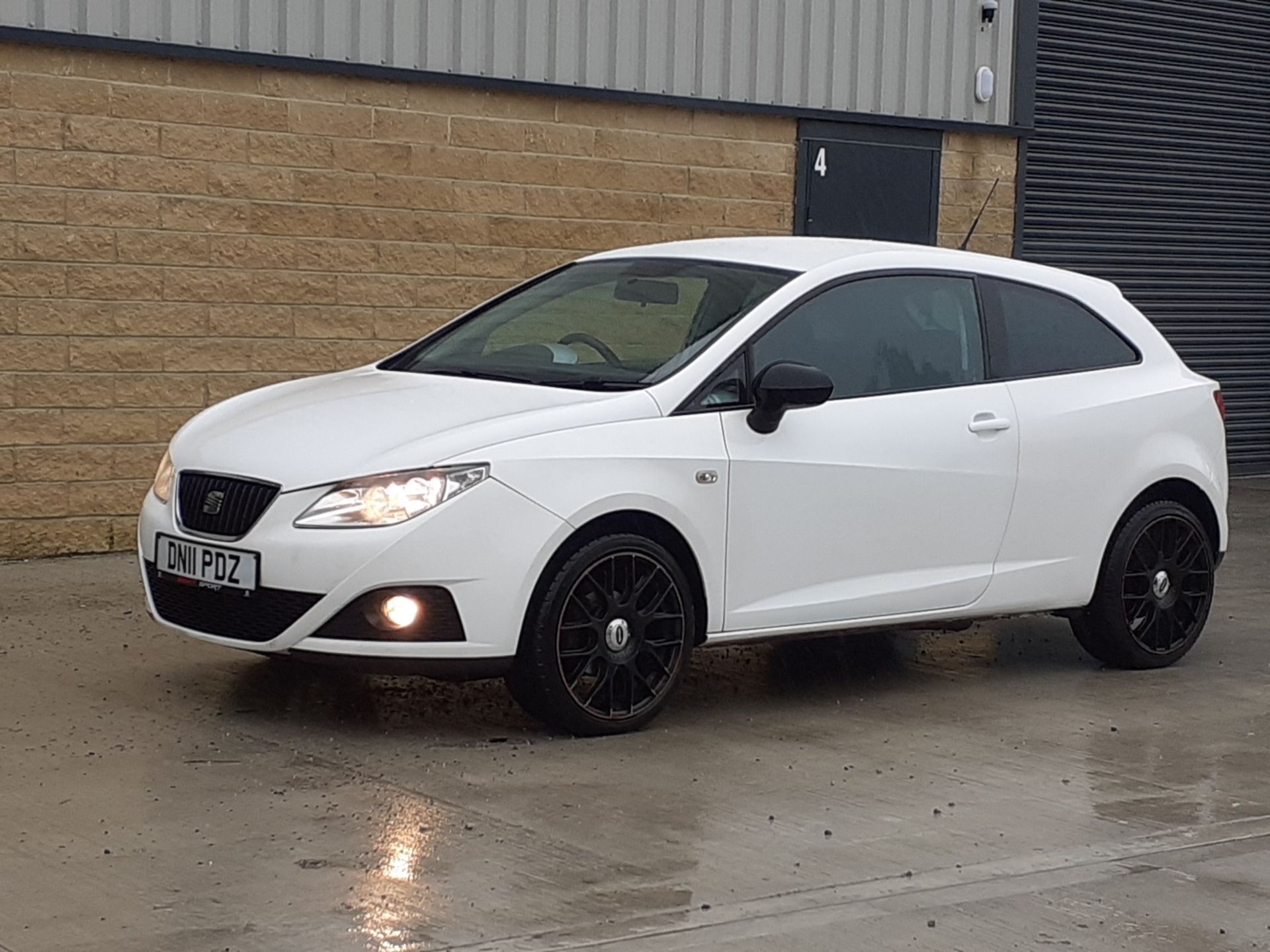 2011/11 REG SEAT IBIZA SPORT 1.4 PETROL WHITE 3 DOOR HATCHBACK, SHOWING 2 FORMER KEEPERS *NO VAT* - Image 2 of 9