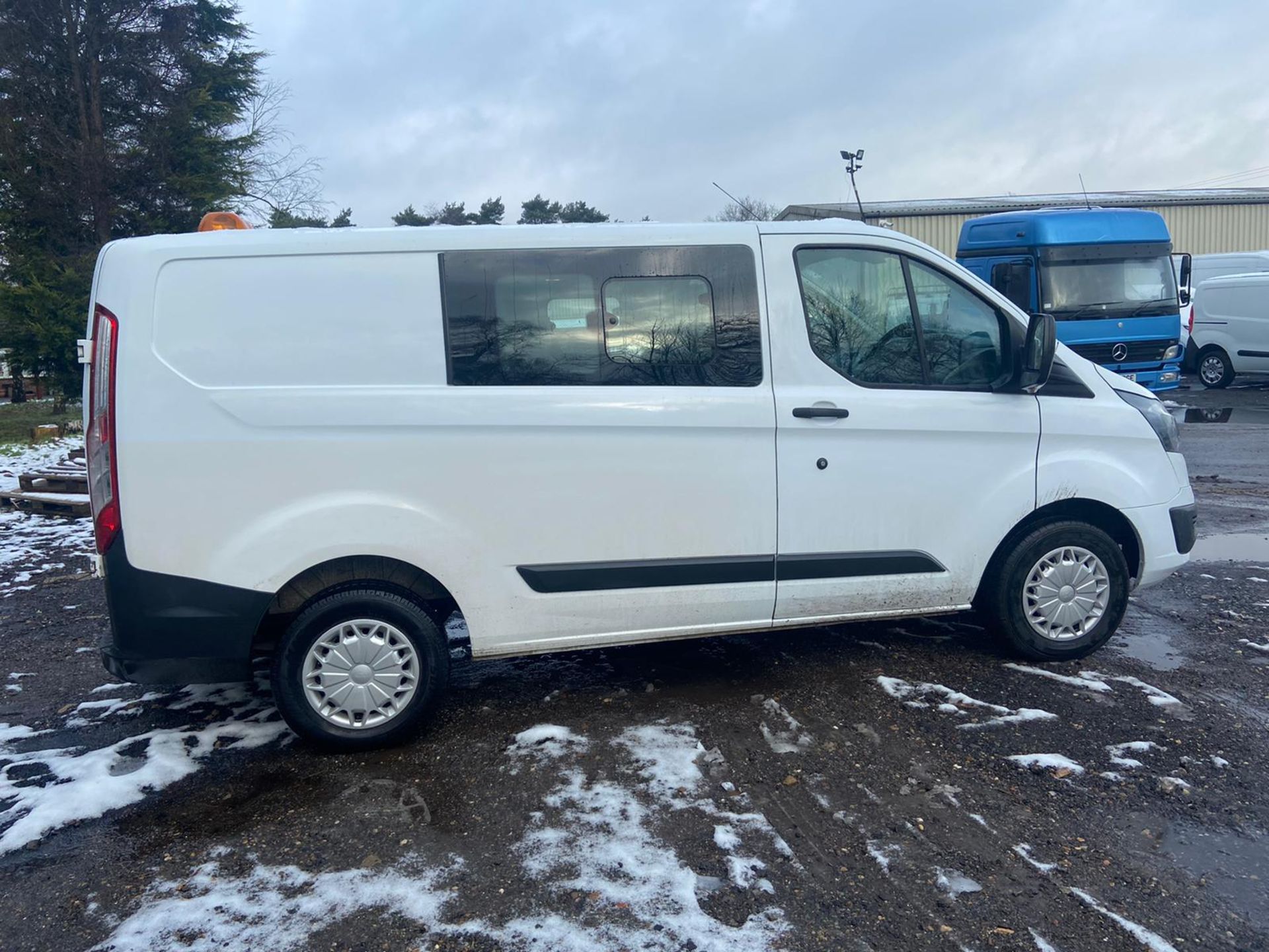 2017/17 REG FORD TRANSIT CUSTOM 290 2.0 DIESEL WHITE CREW VAN, SHOWING 0 FORMER KEEPERS *PLUS VAT* - Image 6 of 10