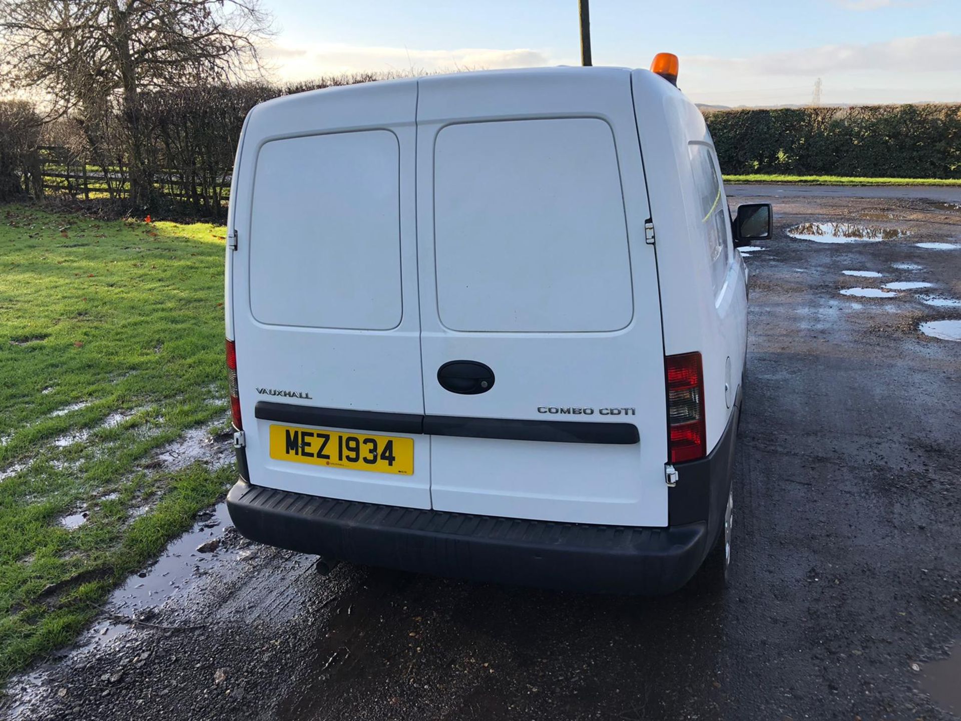 2007 VAUXHALL COMBO 2000 CDTI 1.25 DIESEL WHITE VAN, SHOWING 0 FORMER KEEPERS *NO VAT* - Image 4 of 9