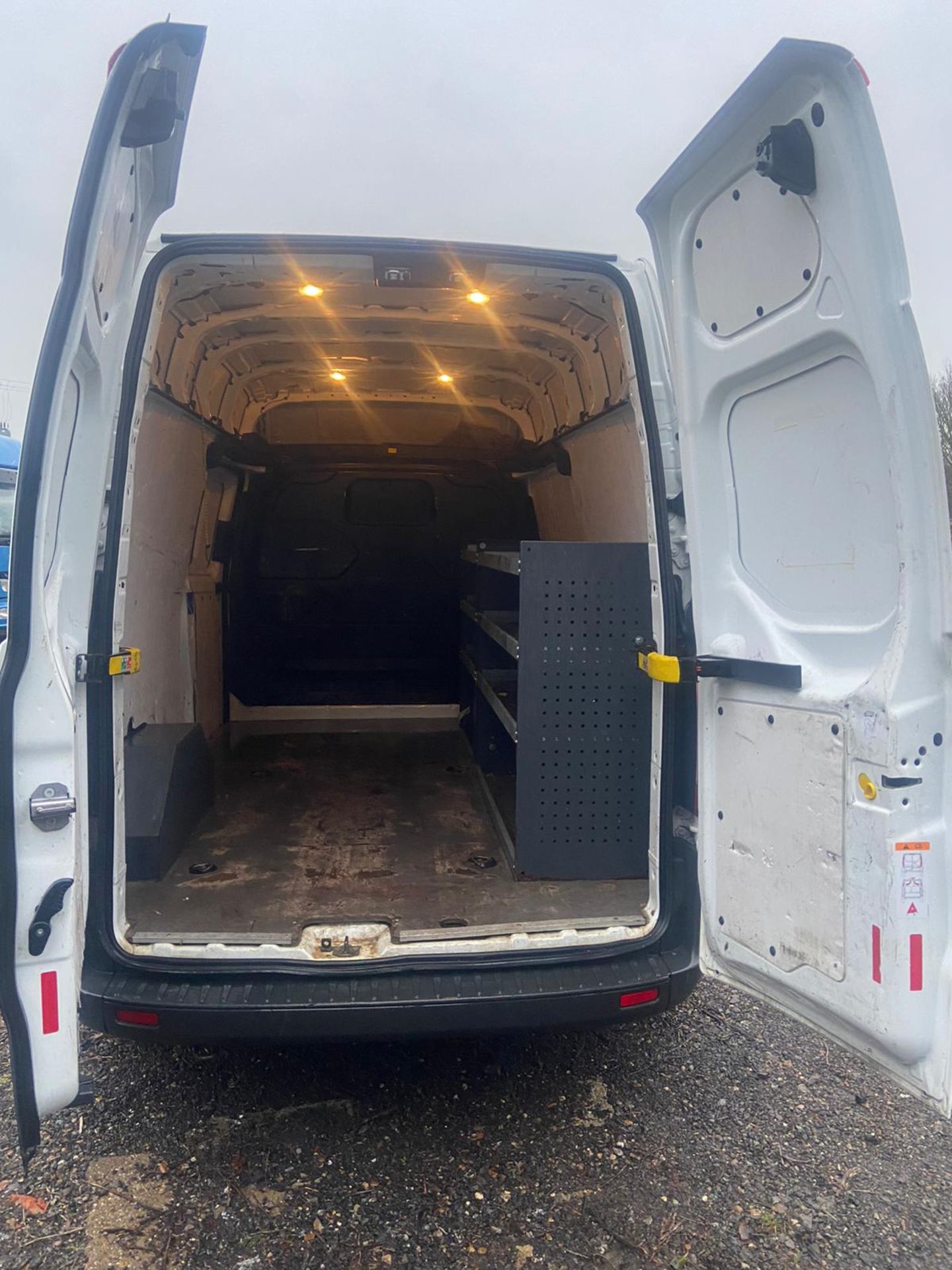 2017/17 REG FORD TRANSIT CUSTOM 310 2.0 DIESEL WHITE PANEL VAN, SHOWING 0 FORMER KEEPERS *PLUS VAT* - Image 9 of 13