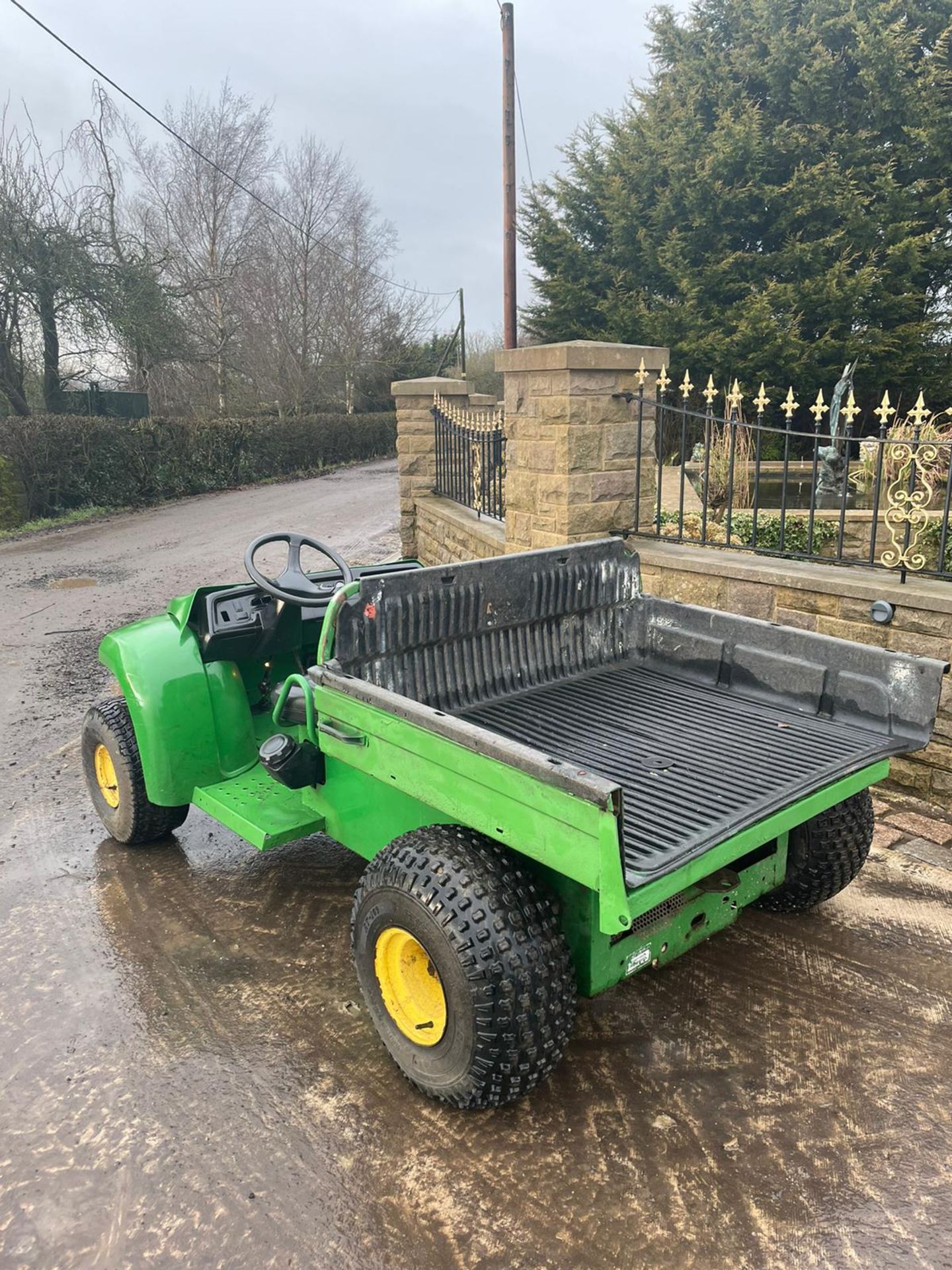 JOHN DEERE GATOR 4X4, RUNS, WORKS AND DRIVES *NO VAT* - Image 3 of 4