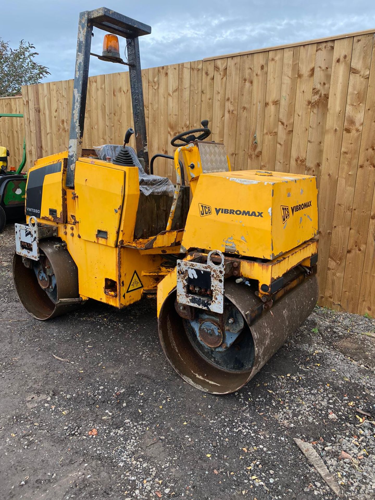 JCB VMT280 VIBROMAX DIESEL ROLLER, STARTS, RUNS, DRIVES & VIBRATES ON BOTH DRUMS *PLUS VAT* - Image 3 of 8