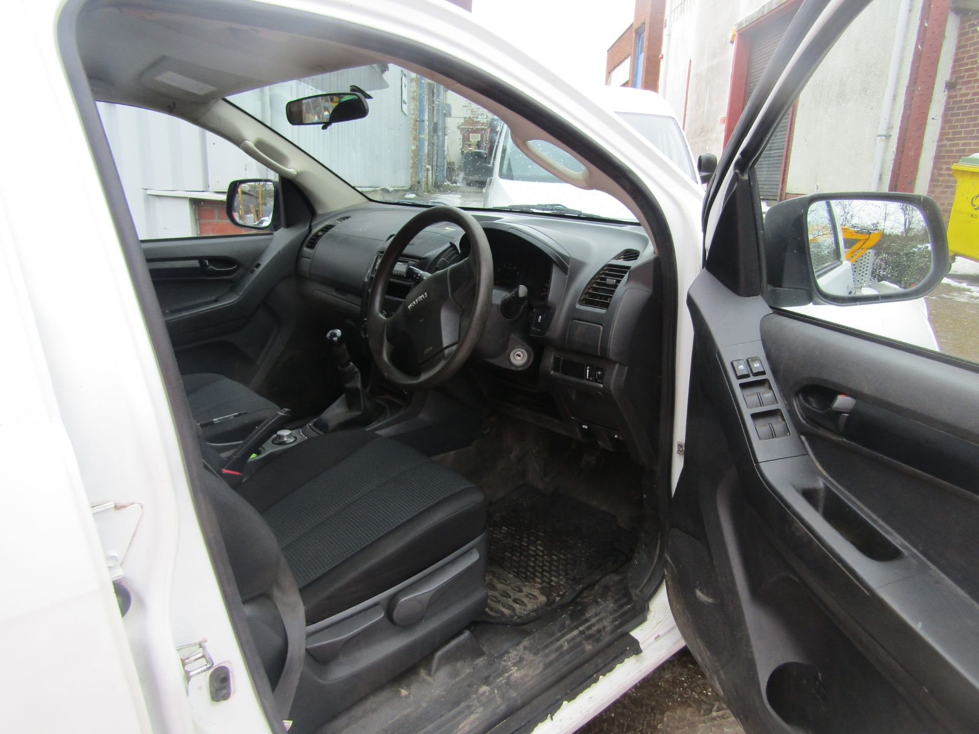 2013/13 REG ISUZU D-MAX D/C INTERCOOLER TD 2.5 DIESEL PICK-UP, SHOWING 1 FORMER KEEPER *PLUS VAT* - Image 7 of 8