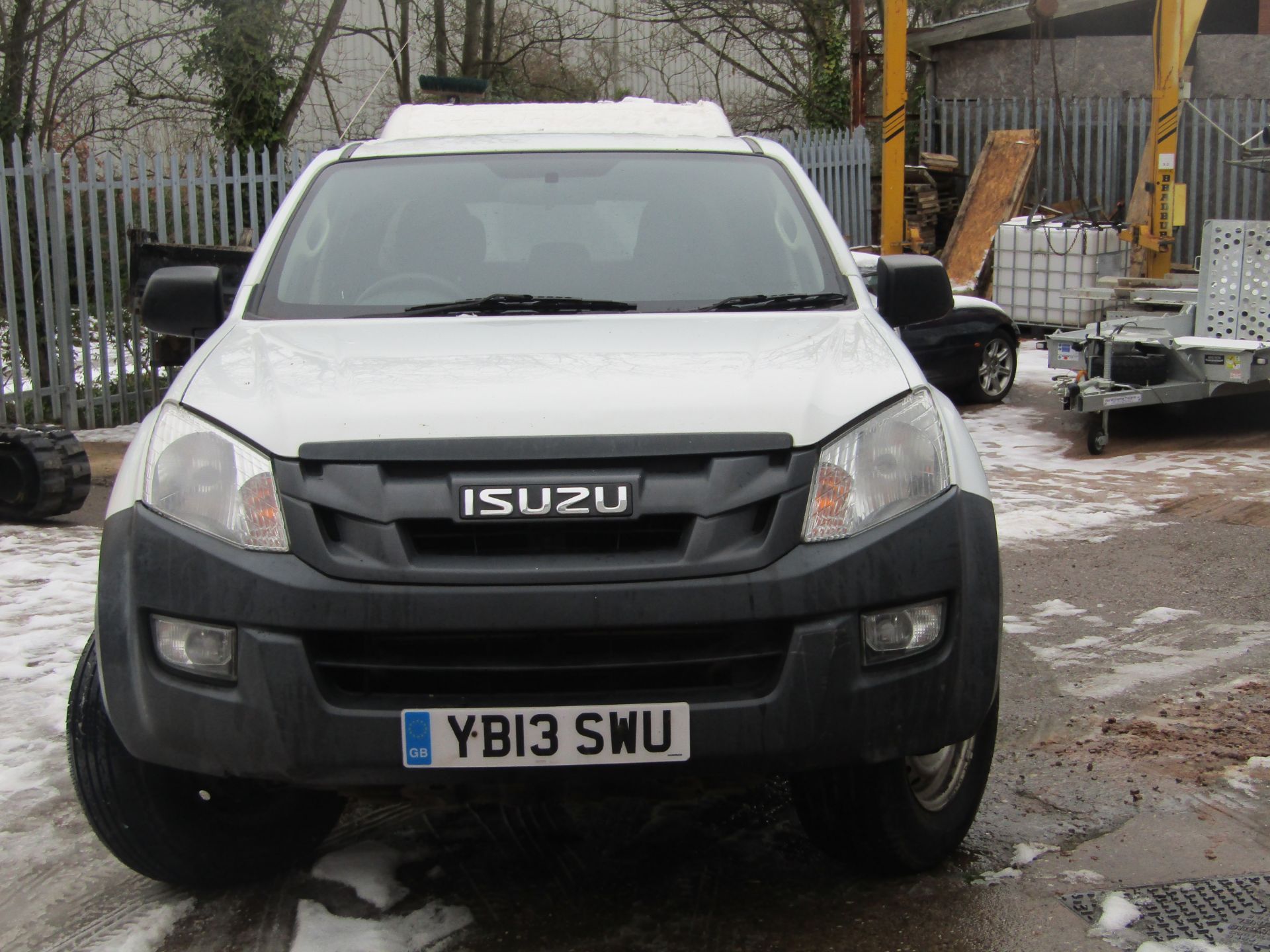 2013/13 REG ISUZU D-MAX D/C INTERCOOLER TD 2.5 DIESEL PICK-UP, SHOWING 1 FORMER KEEPER *PLUS VAT* - Image 4 of 8