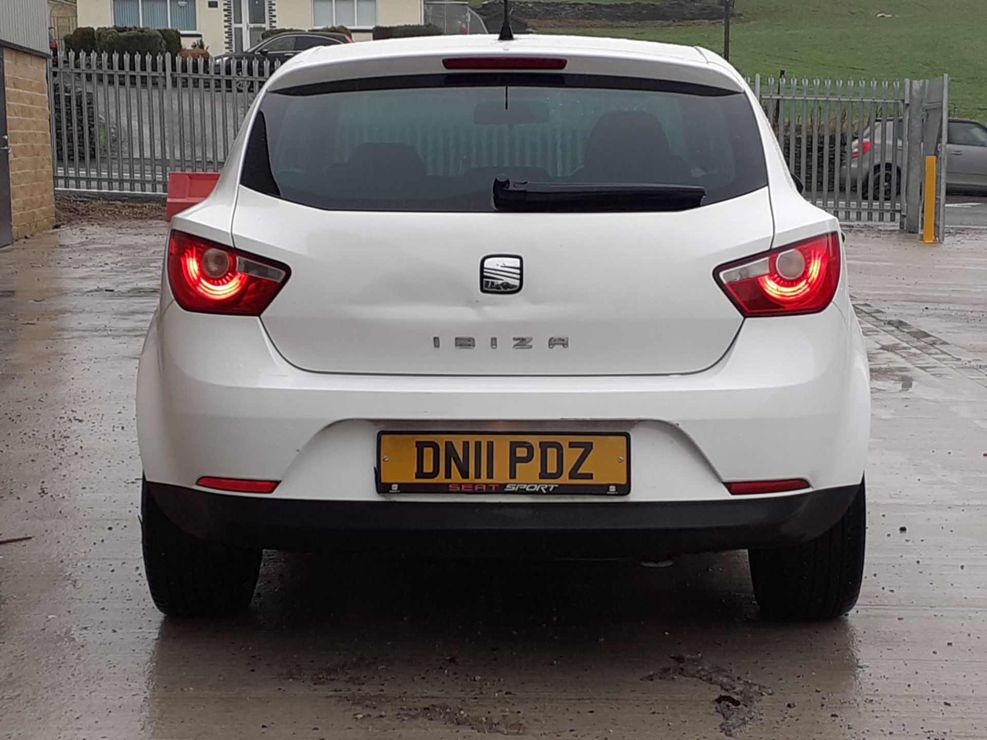 2011/11 REG SEAT IBIZA SPORT 1.4 PETROL WHITE 3 DOOR HATCHBACK, SHOWING 2 FORMER KEEPERS *NO VAT* - Image 4 of 9