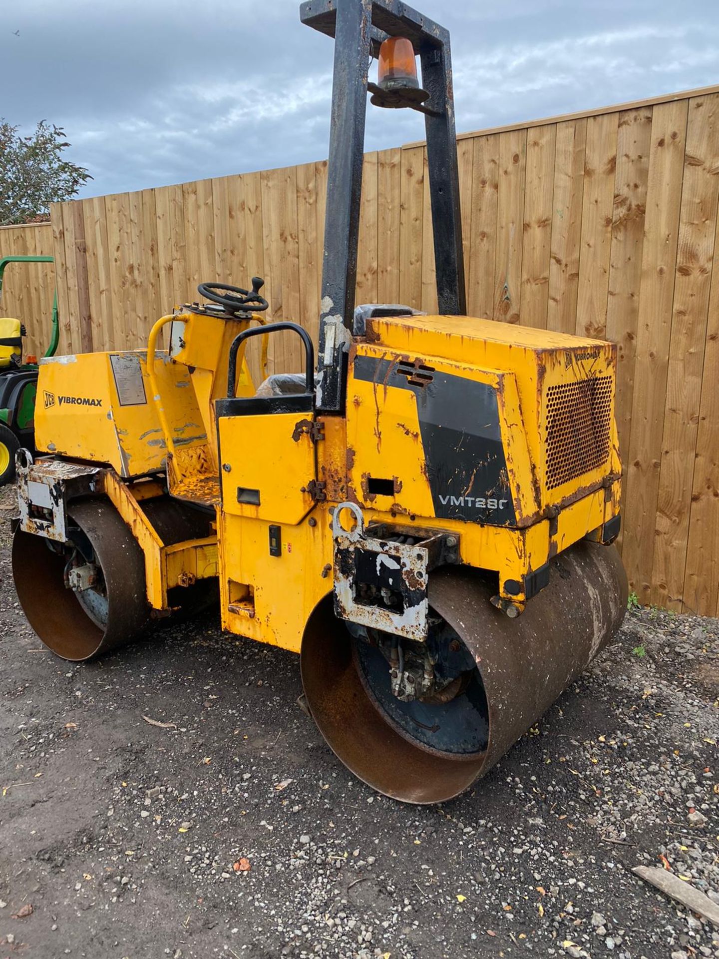 JCB VMT280 VIBROMAX DIESEL ROLLER, STARTS, RUNS, DRIVES & VIBRATES ON BOTH DRUMS *PLUS VAT* - Image 8 of 8