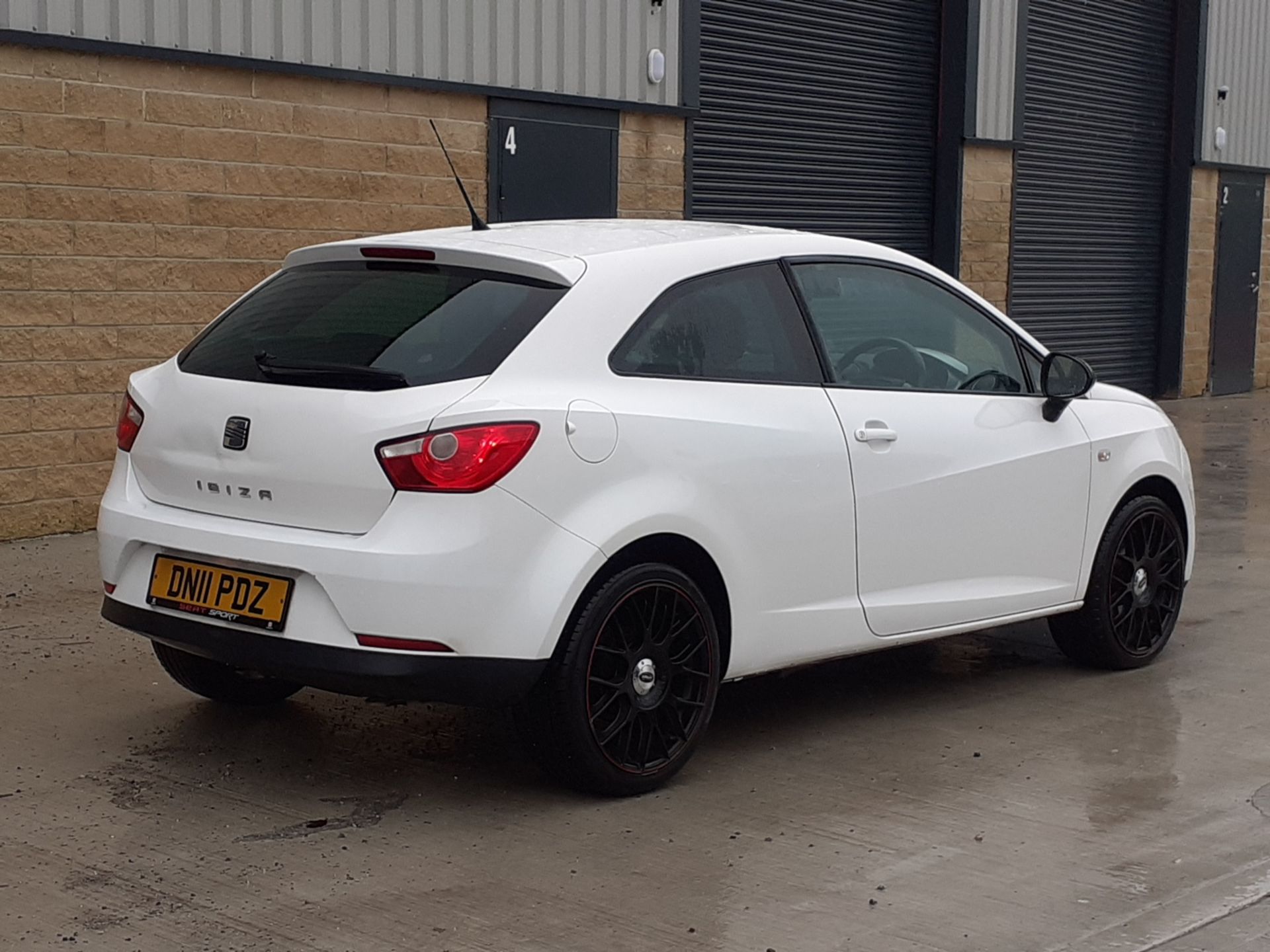 2011/11 REG SEAT IBIZA SPORT 1.4 PETROL WHITE 3 DOOR HATCHBACK, SHOWING 2 FORMER KEEPERS *NO VAT* - Image 5 of 9