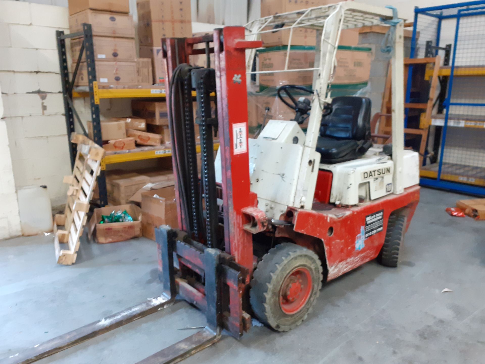 Datsun 1.8 Forklift truck gas. Short mast Designed to go inside containers Lift height approx 2m - Image 2 of 2