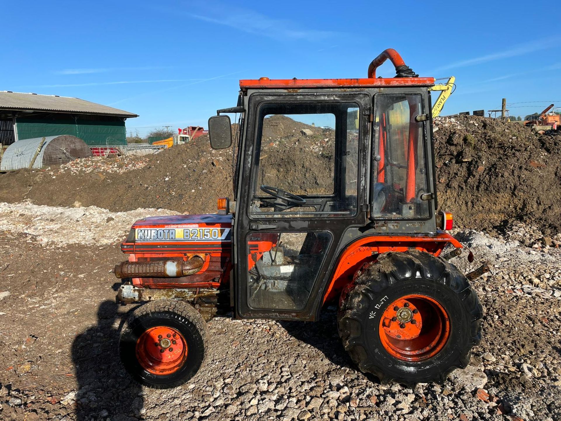 KUBOTA B2150 COMPACT TRACTOR, RUNS AND DRIVES, FULLY GLASS CAB, 3 POINT LINKAGE *PLUS VAT* - Image 4 of 8