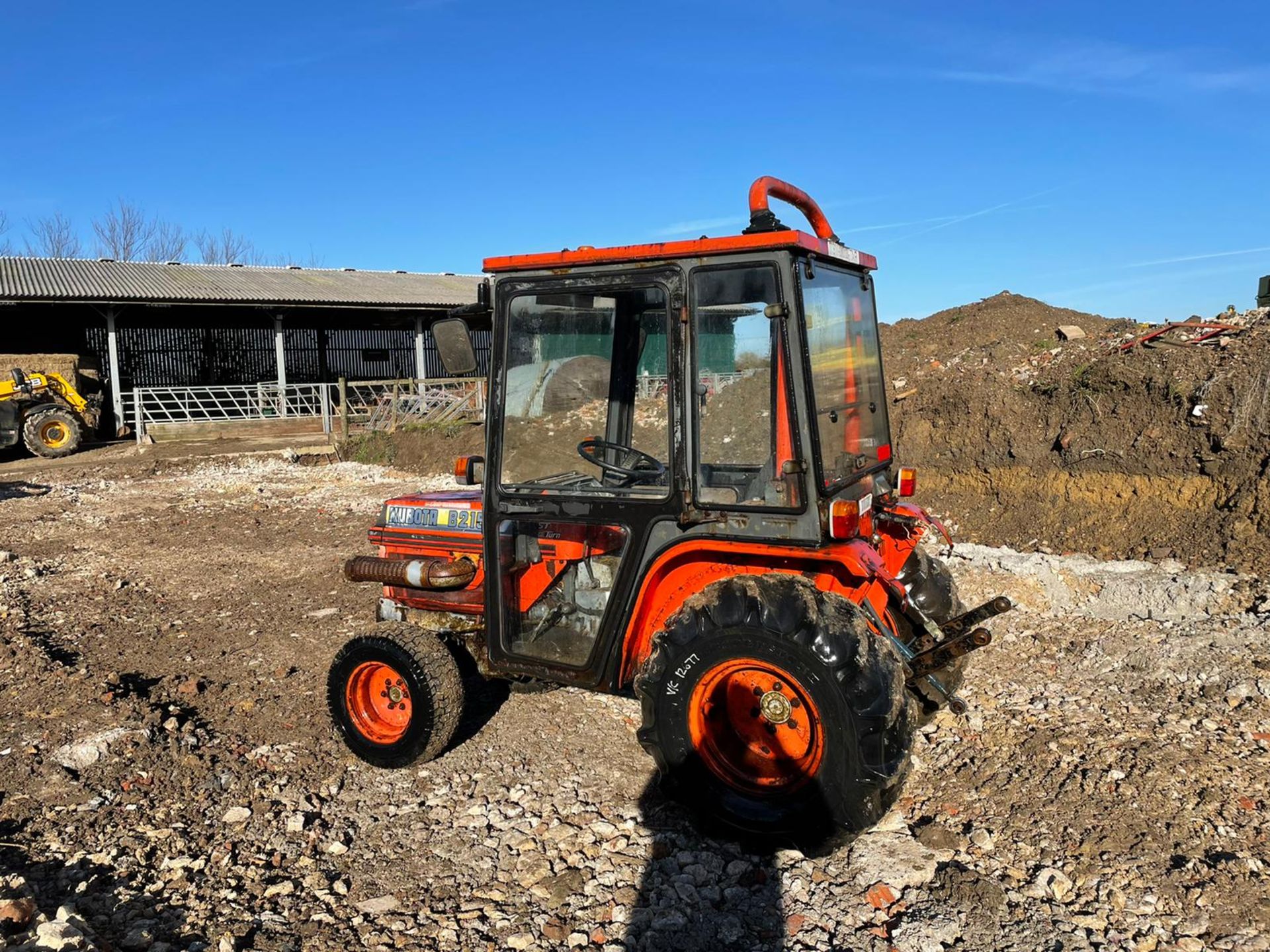 KUBOTA B2150 COMPACT TRACTOR, RUNS AND DRIVES, FULLY GLASS CAB, 3 POINT LINKAGE *PLUS VAT* - Image 2 of 8