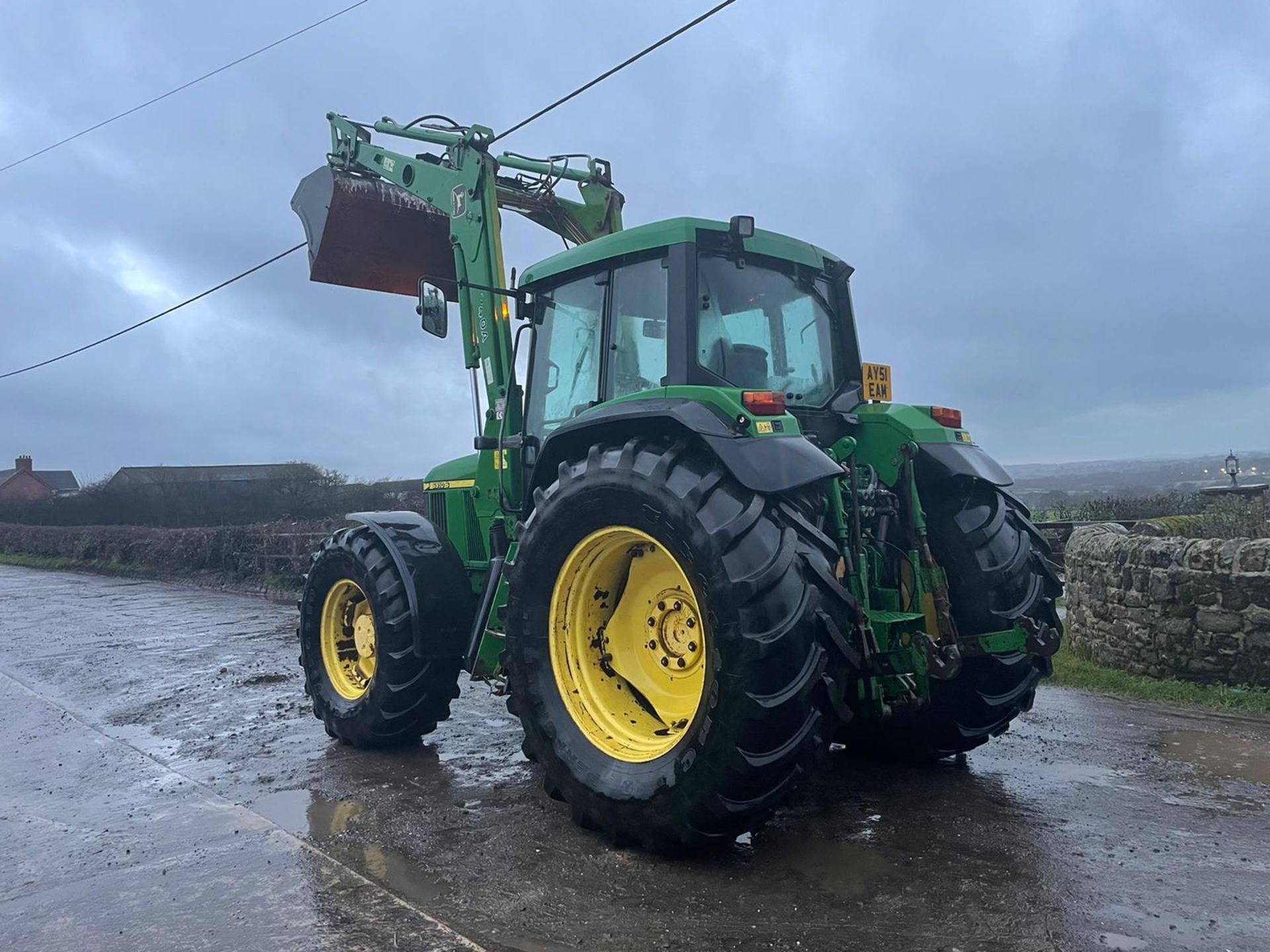 2001 JOHN DEERE 6910 S TRACTOR WITH LOADER, RUNS, DRIVES AND LIFTS, CLEAN MACHINE *PLUS VAT* - Image 3 of 15