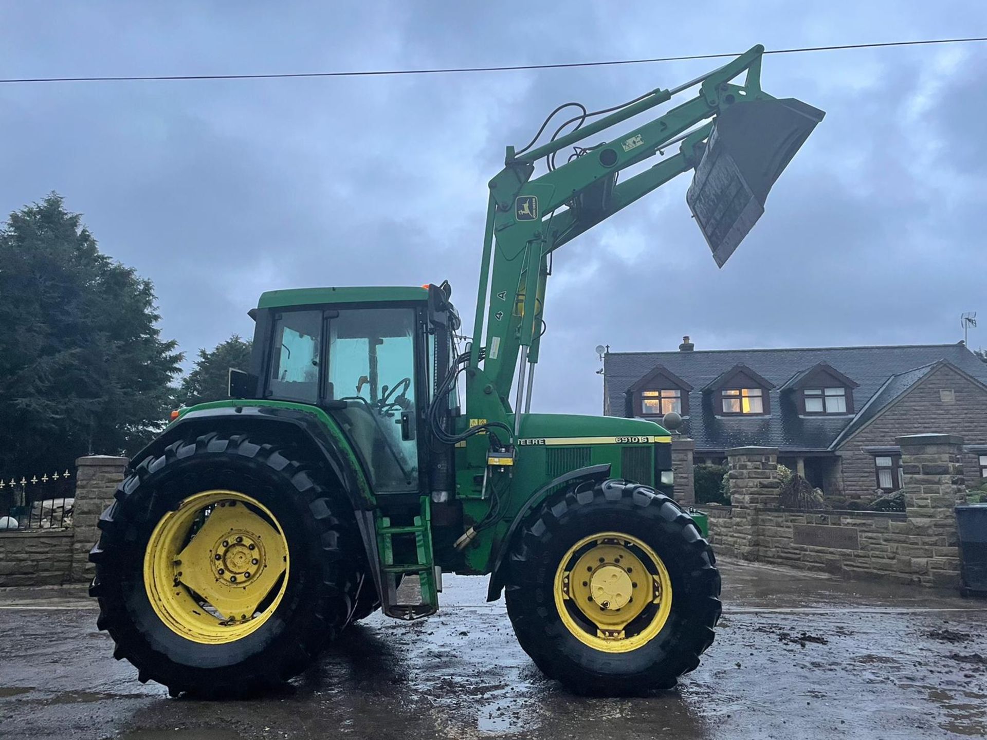 2001 JOHN DEERE 6910 S TRACTOR WITH LOADER, RUNS, DRIVES AND LIFTS, CLEAN MACHINE *PLUS VAT* - Image 5 of 15