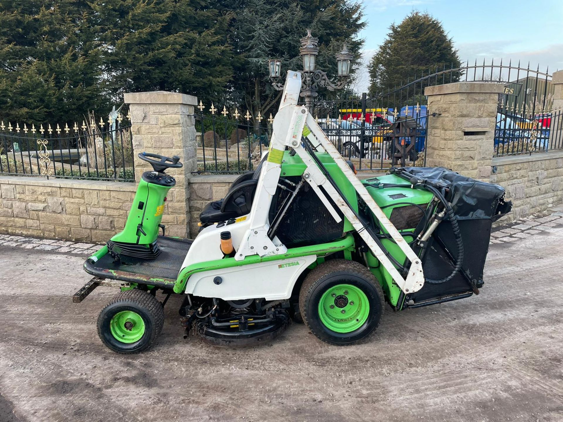 ETESIA HYDRO 124 D RIDE ON MOWER, RUNS, DRIVES AND CUTS, HIGH TIP COLLECTOR *PLUS VAT* - Image 7 of 7