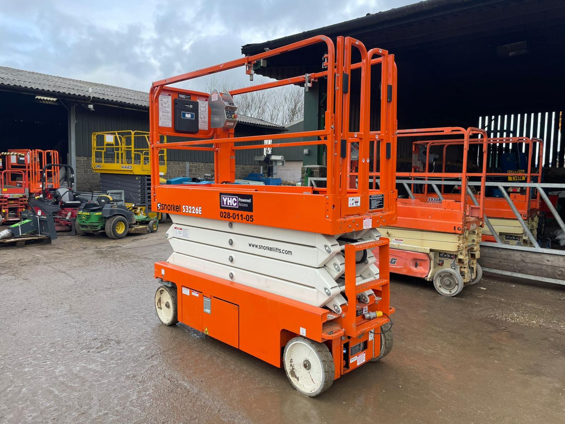 2018 SNORKEL S3226E ELECTRIC SCISSOR LIFT, DRIVES AND LIFTS, CLEAN MACHINE, EX DEMO CONDITION - Image 2 of 6