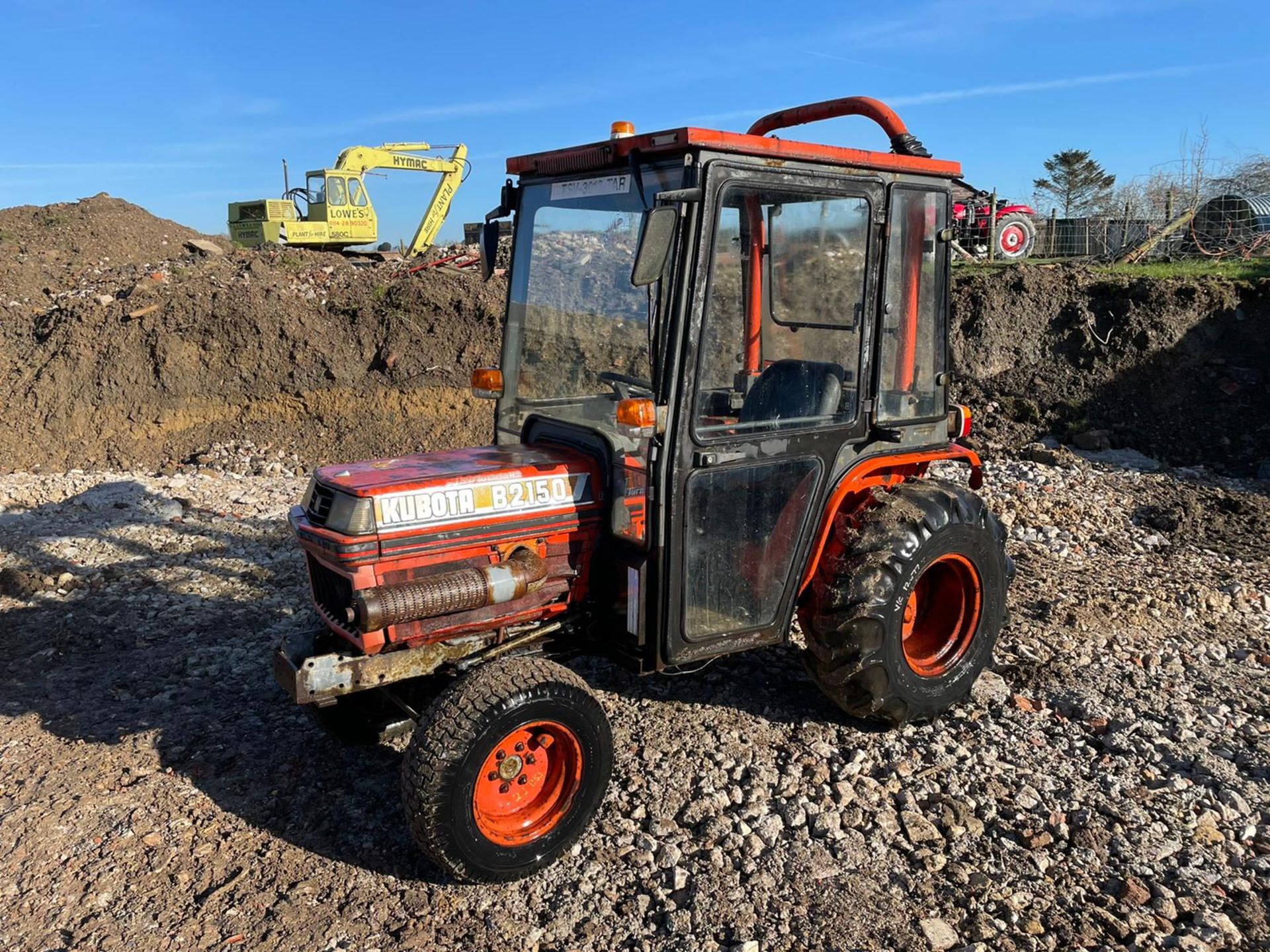 KUBOTA B2150 COMPACT TRACTOR, RUNS AND DRIVES, FULLY GLASS CAB, 3 POINT LINKAGE *PLUS VAT* - Image 3 of 8