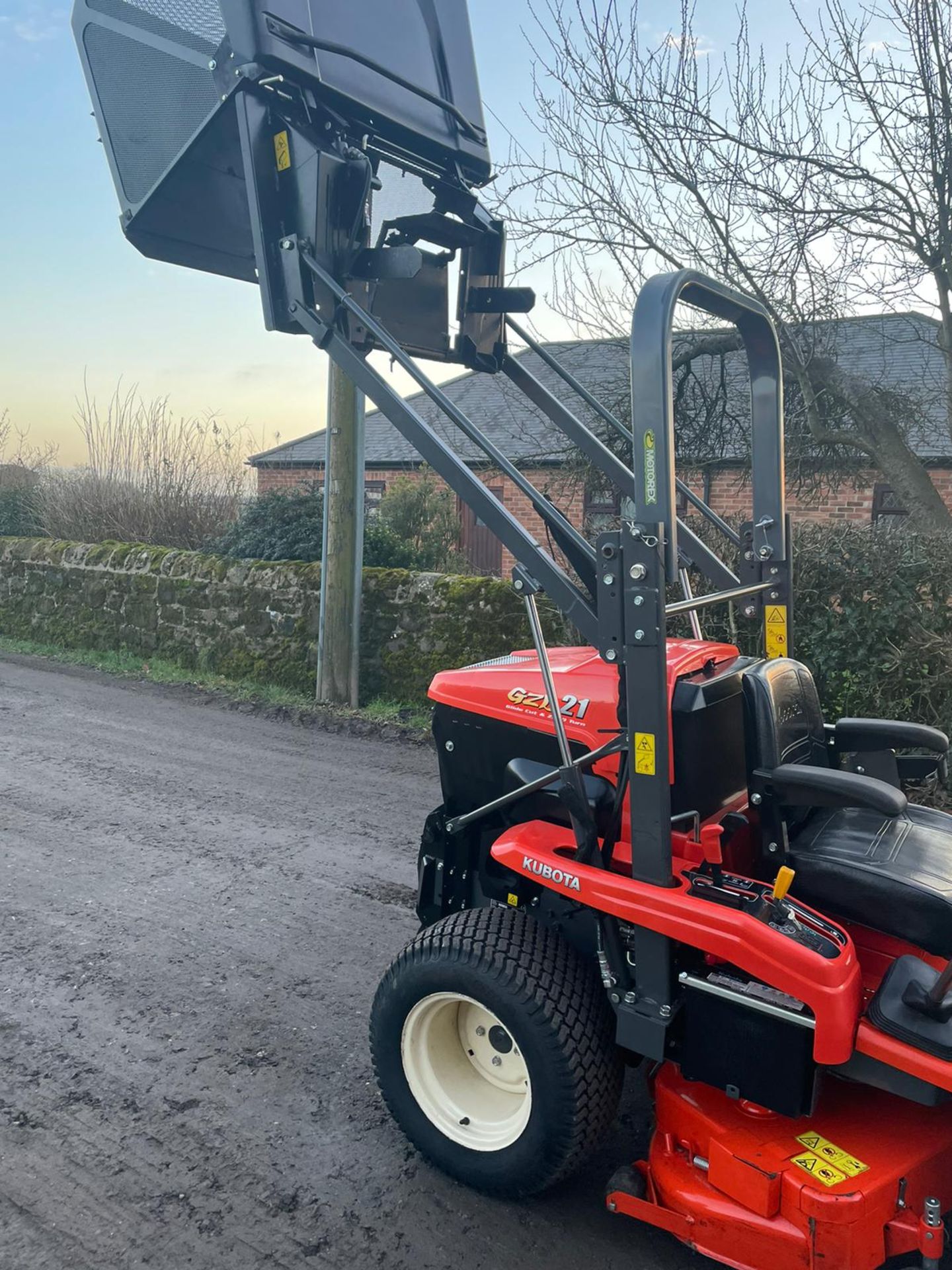 KUBOTA GZD 21 ZERO TURN RIDE ON LAWN MOWER - Image 5 of 8