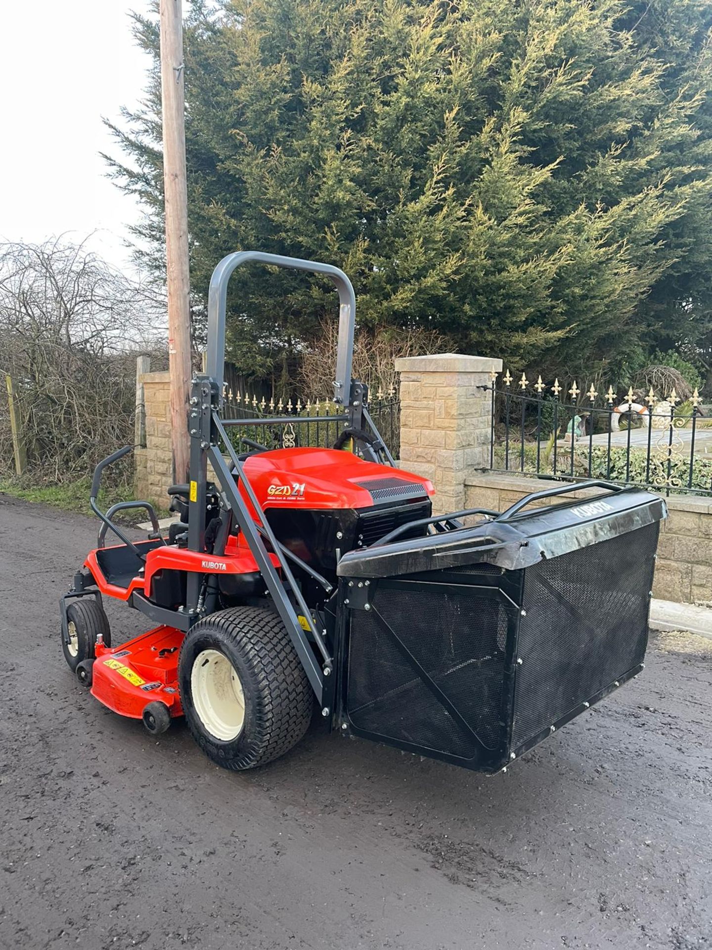 KUBOTA GZD 21 ZERO TURN RIDE ON LAWN MOWER - Image 6 of 8