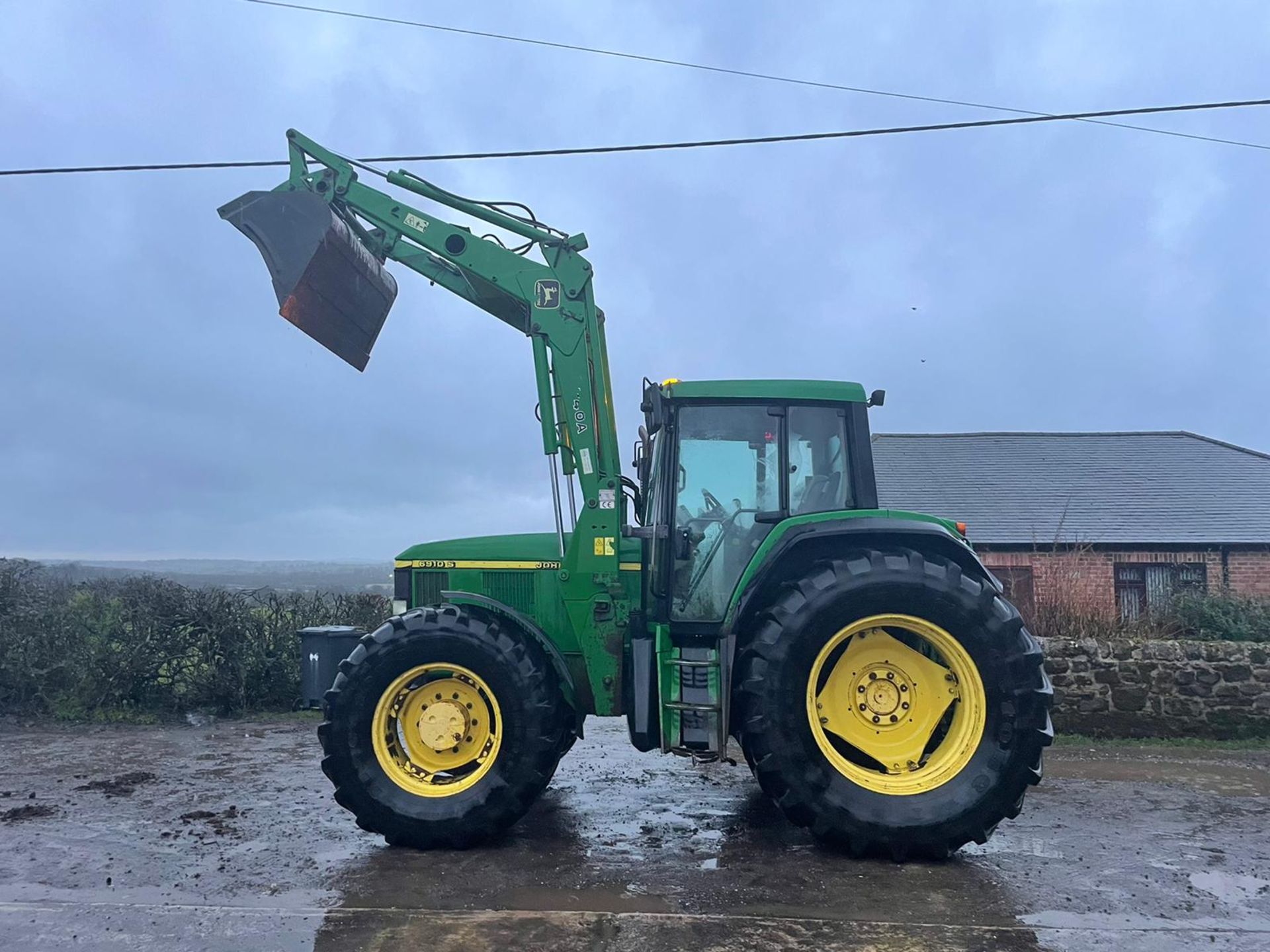 2001 JOHN DEERE 6910 S TRACTOR WITH LOADER, RUNS, DRIVES AND LIFTS, CLEAN MACHINE *PLUS VAT* - Image 2 of 15