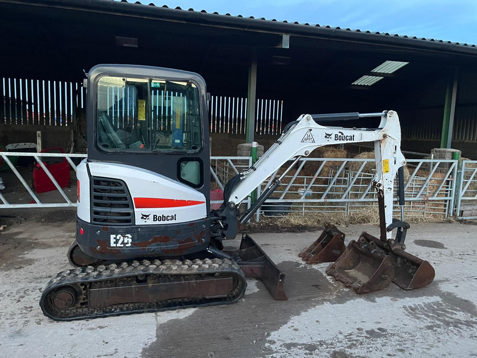 2017 BOBCAT E26 MINI EXCAVATOR / DIGGER, RUNS, DRIVES AND DIGS, 3 BUCKETS INCLUDED, GOOD CONDITION