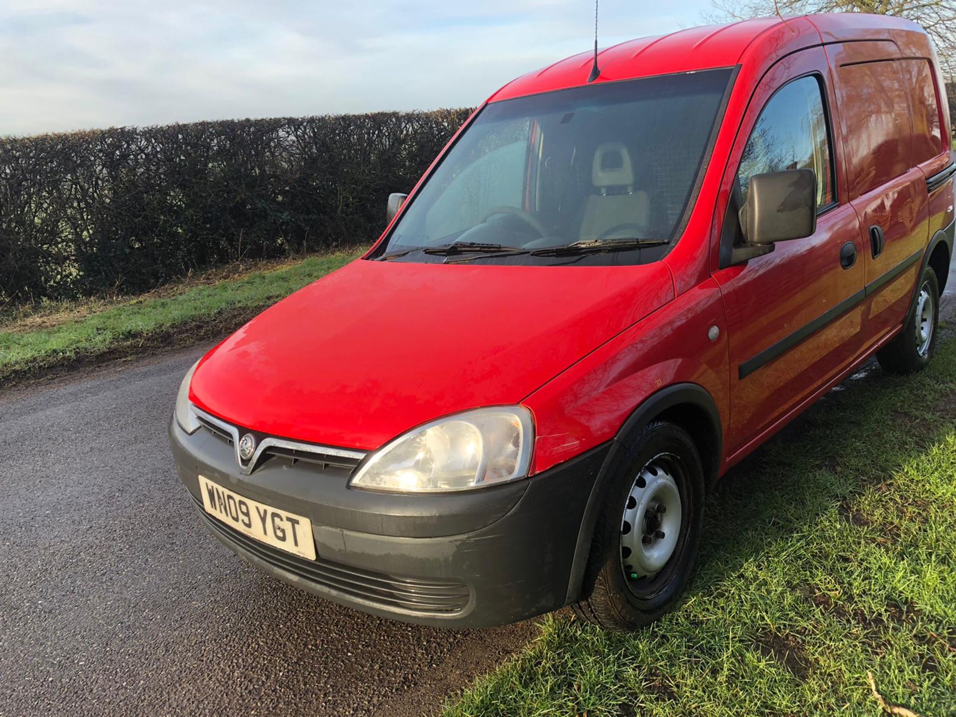 2009/09 REG VAUXHALL COMBO 1.25 DIESEL RED VAN, SHOWING 0 FORMER KEEPERS *NO VAT* - Image 2 of 8