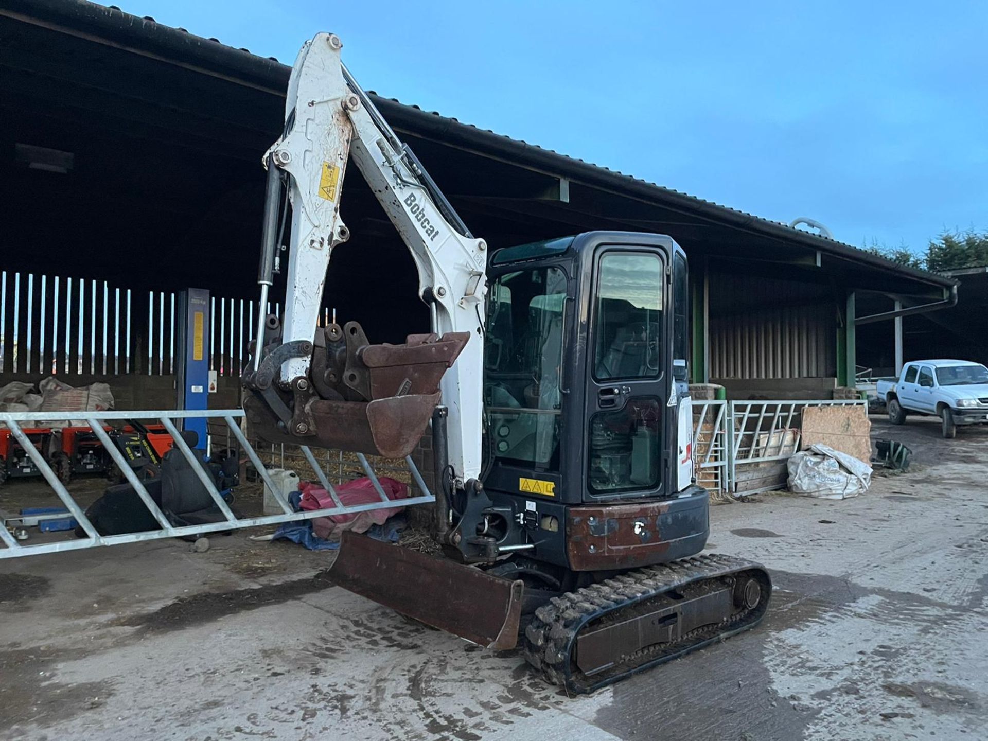 2017 BOBCAT E26 MINI EXCAVATOR / DIGGER, RUNS, DRIVES AND DIGS, 3 BUCKETS INCLUDED, GOOD CONDITION - Image 3 of 7