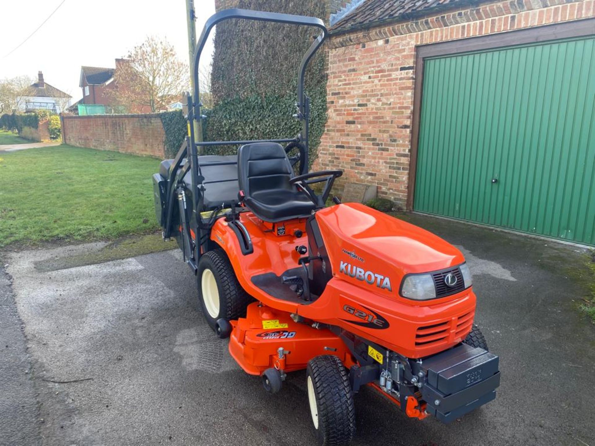 KUBOTA G21E RIDE ON MOWER, ONLY 46 HOURS, YEAR 2018, HIGH LIFT COLLECTOR, EX DEMO *PLUS VAT* - Image 4 of 8