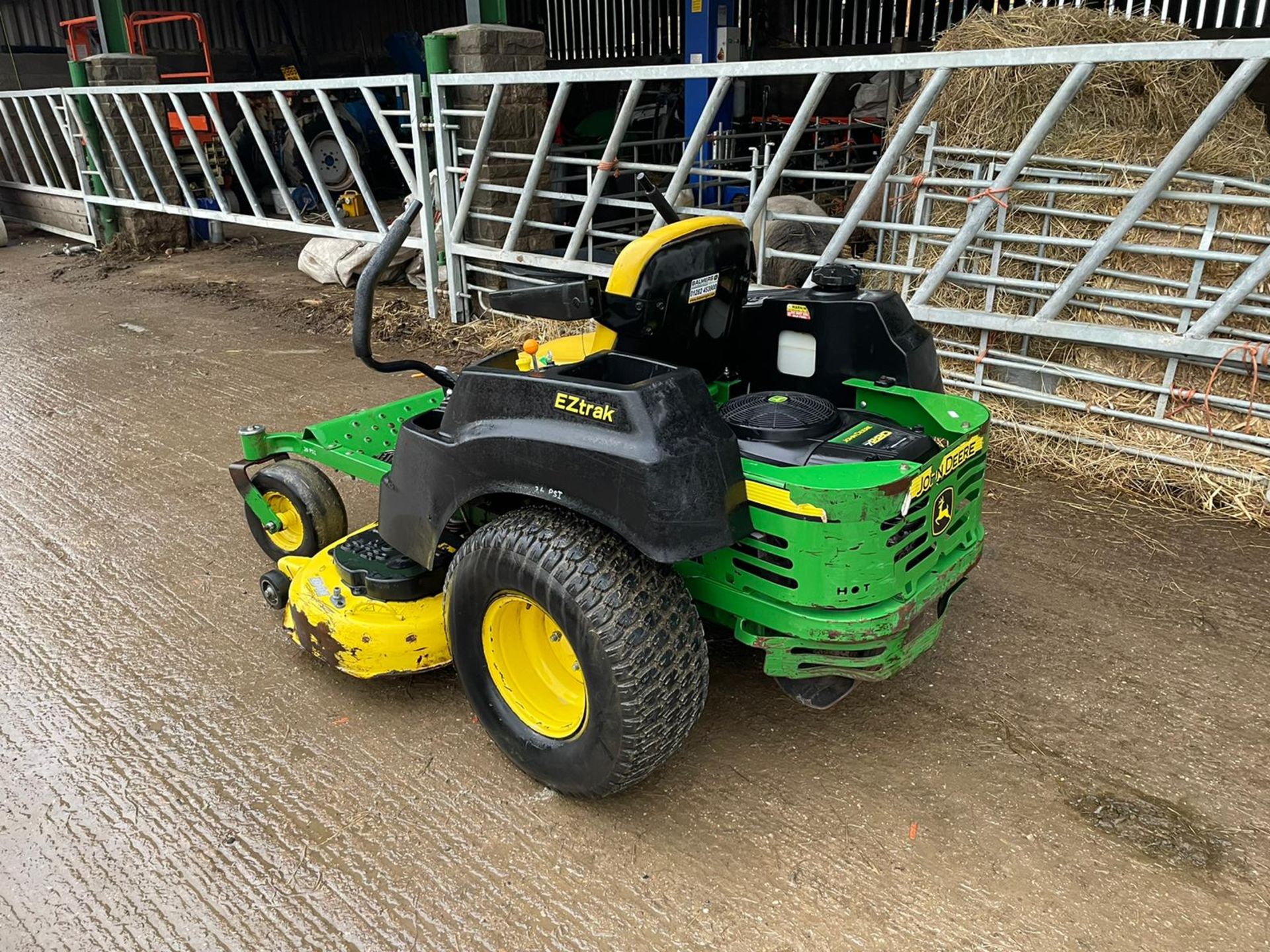 2014 JOHN DEERE Z435 ZERO TURN MOWER, SOLD NEW IN 2015, RUNS, DRIVES AND CUTS, GOOD CONDITION - Image 4 of 8
