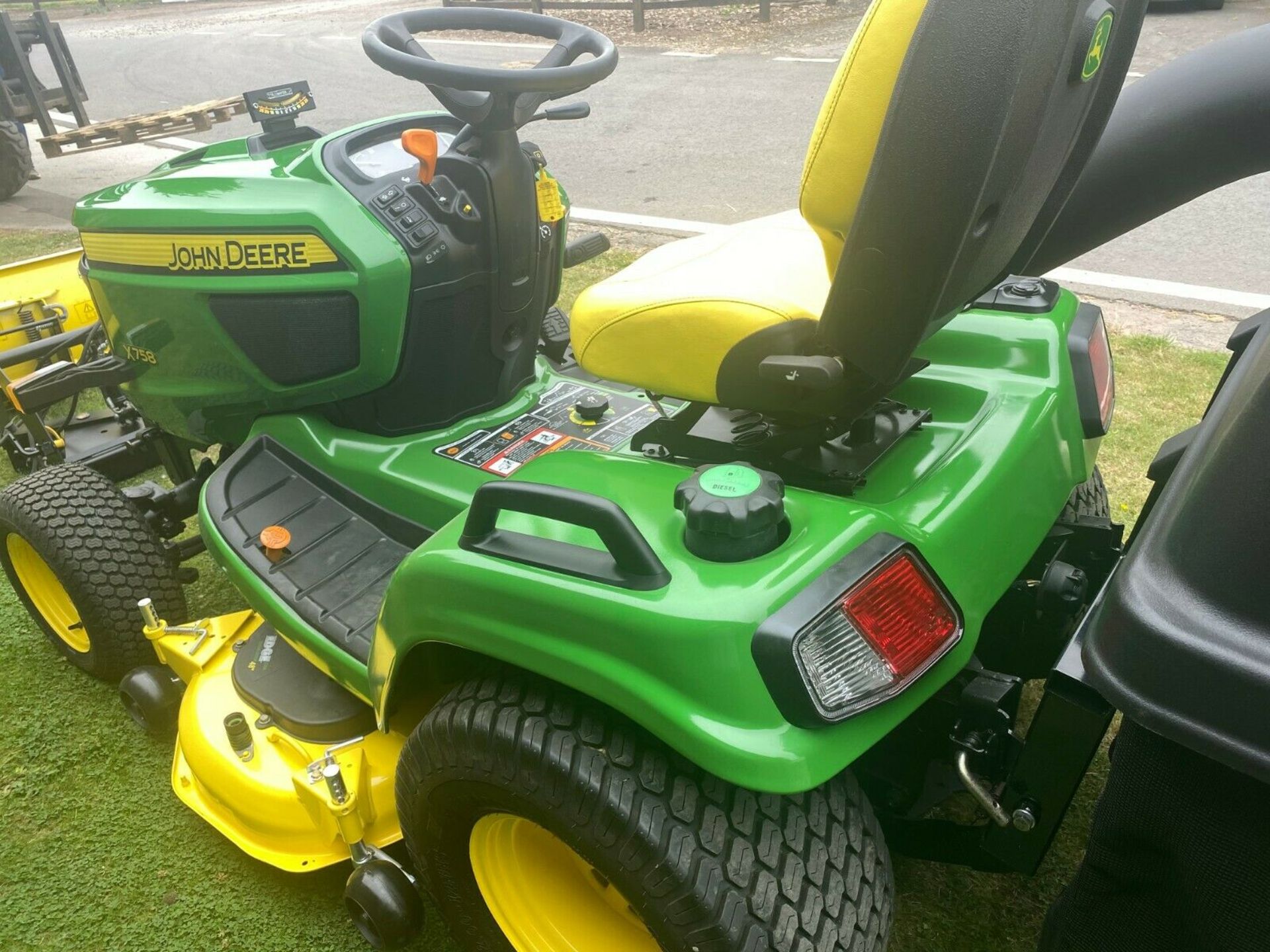 JOHN DEERE X758 ONLY 423 HOURS, EXCELLENT CONDITION, 4 WHEEL DRIVE *PLUS VAT* - Image 7 of 12