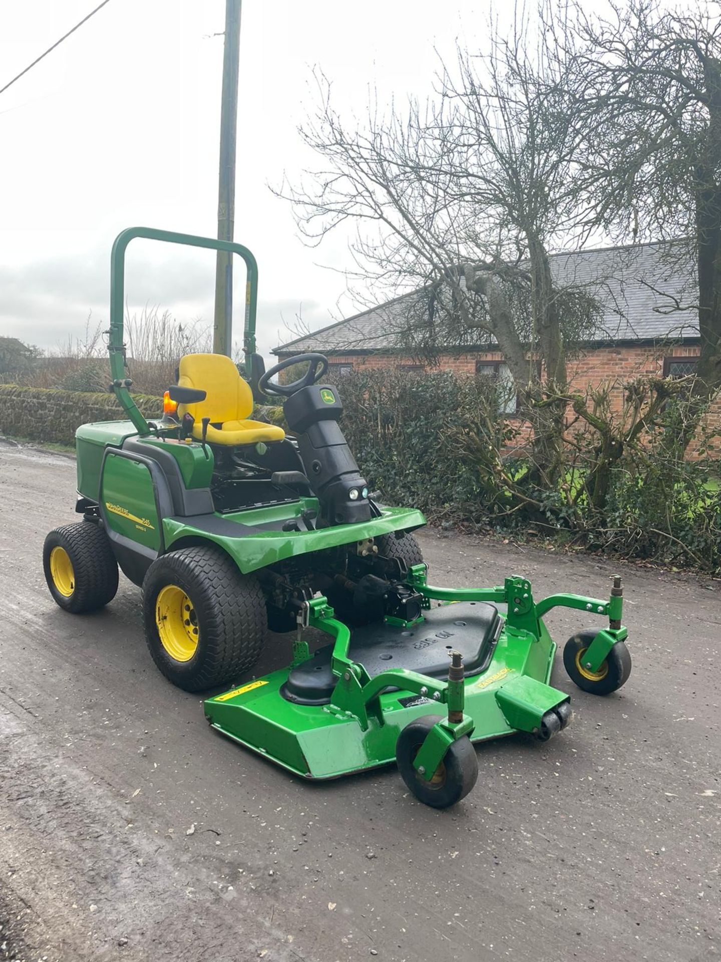 2013 JOHN DEERE 1545 RIDE ON LAWN MOWER, RUNS WORKS AND CUTS WELL *PLUS VAT*