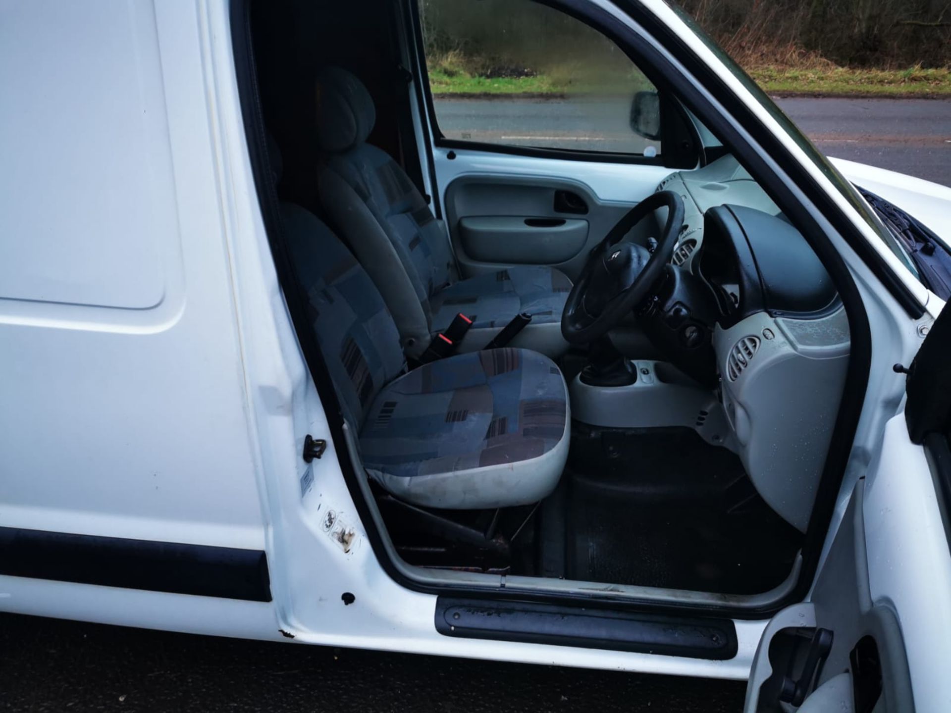 2007/07 REG RENAULT KANGOO SL17 DCI 70 1.5 DIESEL WHITE VAN, SHOWING 5 FORMER KEEPERS *NO VAT* - Image 10 of 17