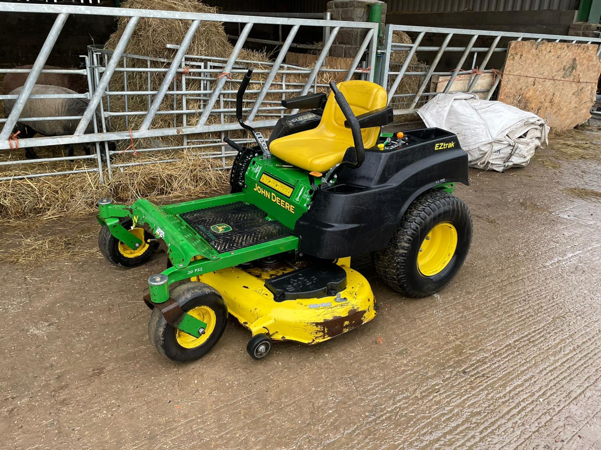 2014 JOHN DEERE Z435 ZERO TURN MOWER, SOLD NEW IN 2015, RUNS, DRIVES AND CUTS, GOOD CONDITION - Image 5 of 8