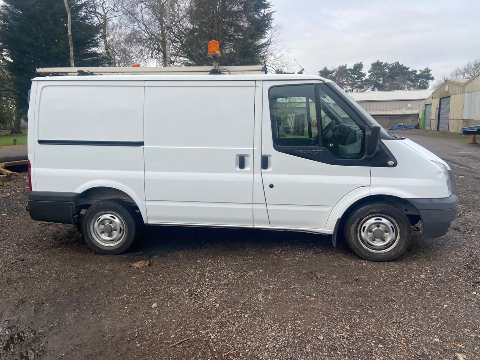 2012/62 REG FORD TRANSIT 100 T300 FWD 2.2 DIESEL WHITE PANEL VAN, SHOWING 0 FORMER KEEPERS *PLUS VAT - Image 8 of 11