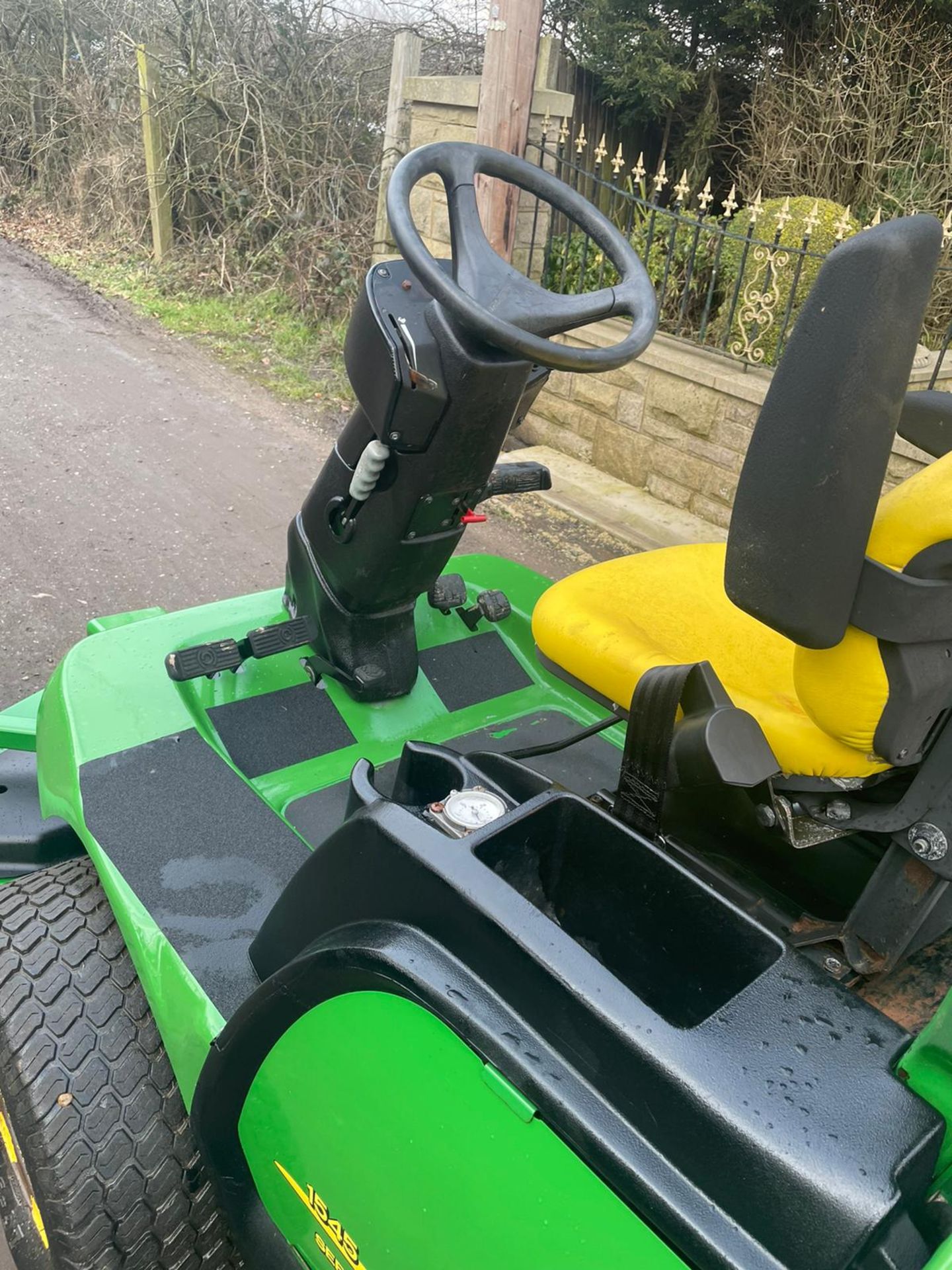 2013 JOHN DEERE 1545 RIDE ON LAWN MOWER, RUNS WORKS AND CUTS WELL *PLUS VAT* - Image 3 of 9
