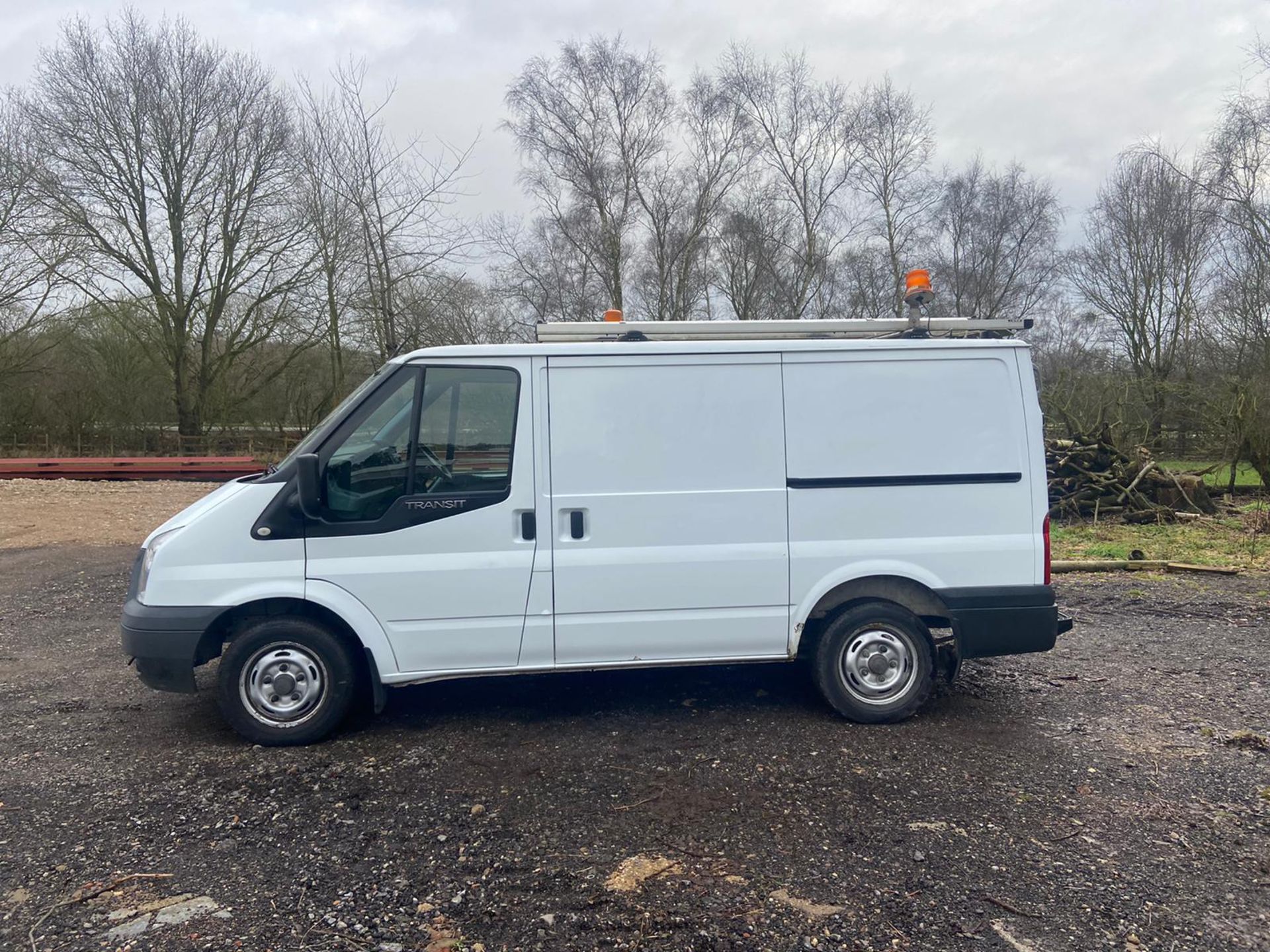 2012/62 REG FORD TRANSIT 100 T300 FWD 2.2 DIESEL WHITE PANEL VAN, SHOWING 0 FORMER KEEPERS *PLUS VAT - Image 4 of 11