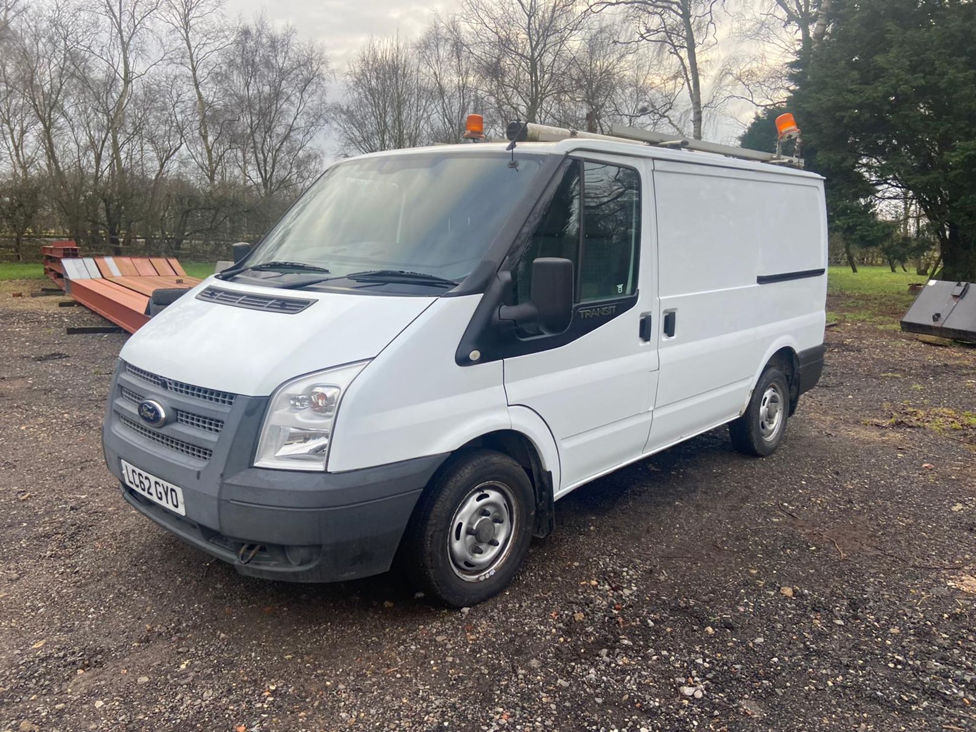 2012/62 REG FORD TRANSIT 100 T300 FWD 2.2 DIESEL WHITE PANEL VAN, SHOWING 0 FORMER KEEPERS *PLUS VAT - Image 3 of 11