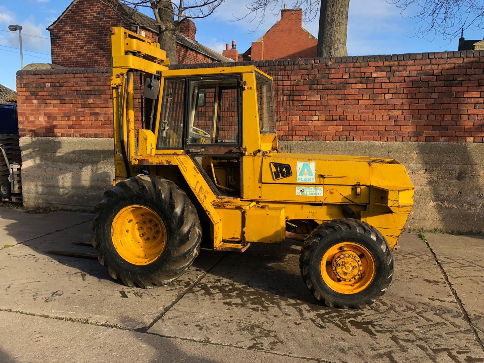 JCB 926 4X4 FORKLIFT, TRIPLE MAST, PERKINS ENGINE, RUNS, DRIVES AND LIFTS *NO VAT* - Image 2 of 7