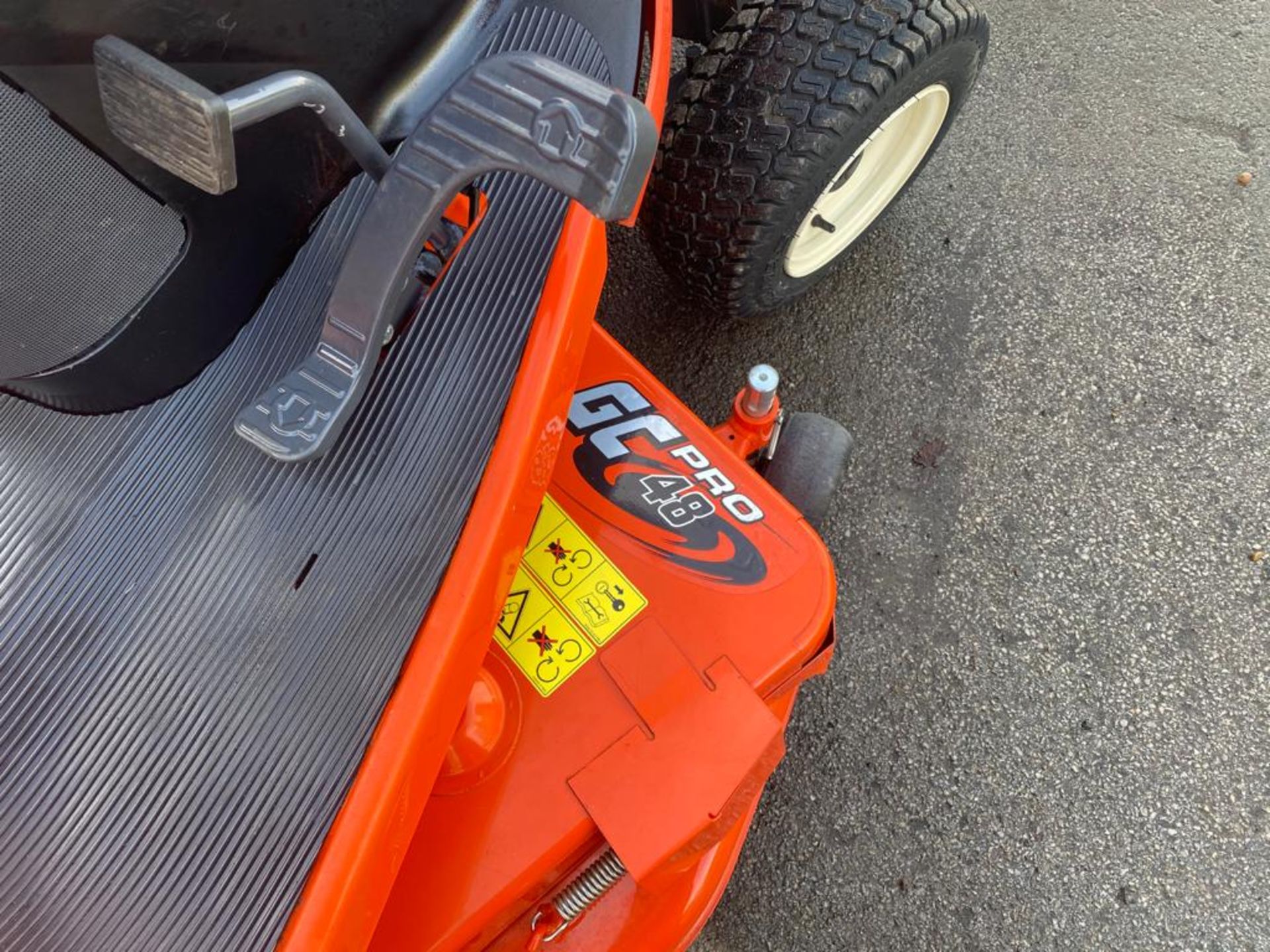 KUBOTA G21E RIDE ON MOWER, ONLY 46 HOURS, YEAR 2018, HIGH LIFT COLLECTOR, EX DEMO *PLUS VAT* - Image 6 of 8