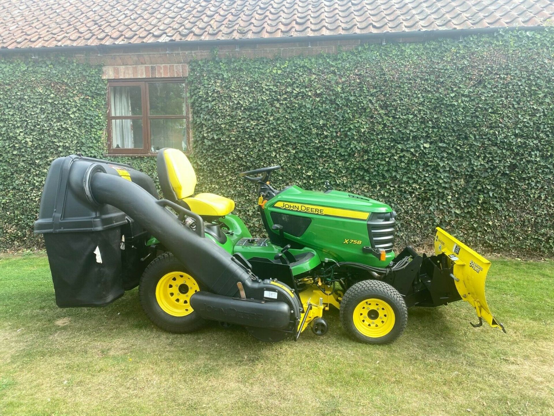 JOHN DEERE X758 ONLY 423 HOURS, EXCELLENT CONDITION, 4 WHEEL DRIVE *PLUS VAT* - Image 10 of 12