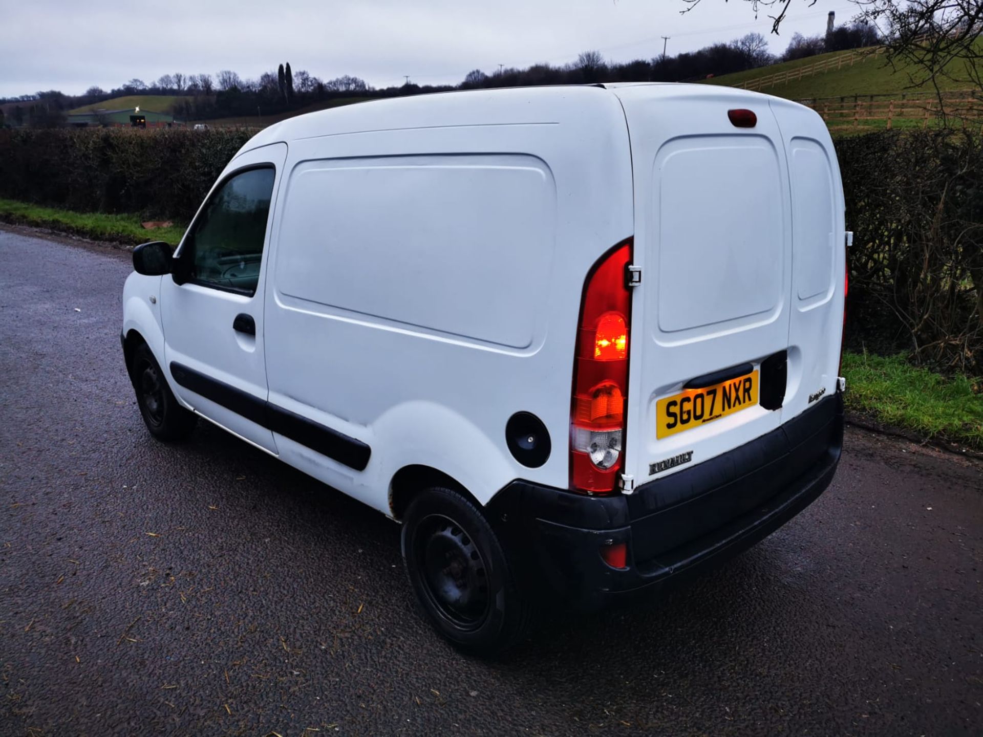 2007/07 REG RENAULT KANGOO SL17 DCI 70 1.5 DIESEL WHITE VAN, SHOWING 5 FORMER KEEPERS *NO VAT* - Image 4 of 17