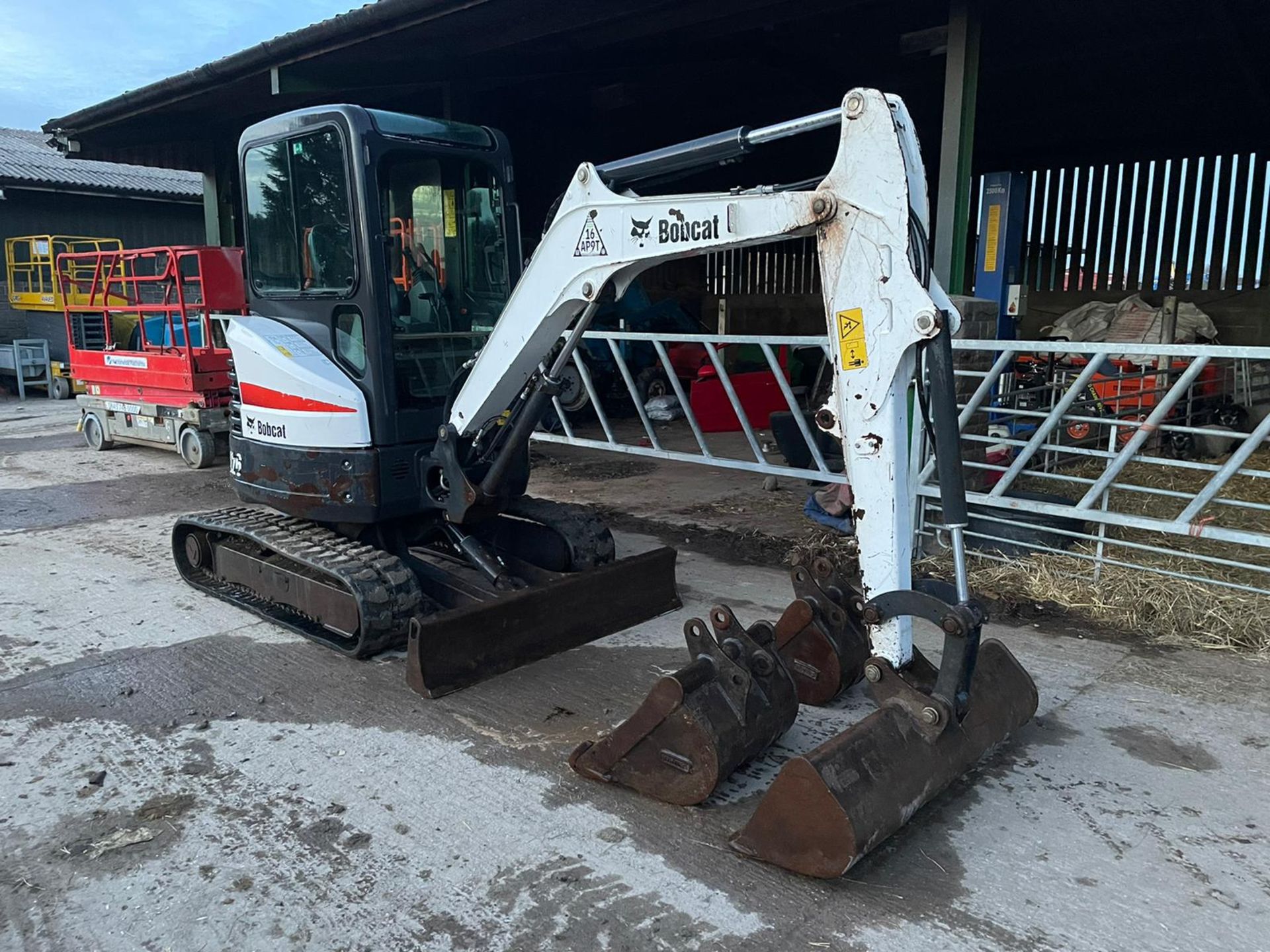 2017 BOBCAT E26 MINI EXCAVATOR / DIGGER, RUNS, DRIVES AND DIGS, 3 BUCKETS INCLUDED, GOOD CONDITION - Image 6 of 7